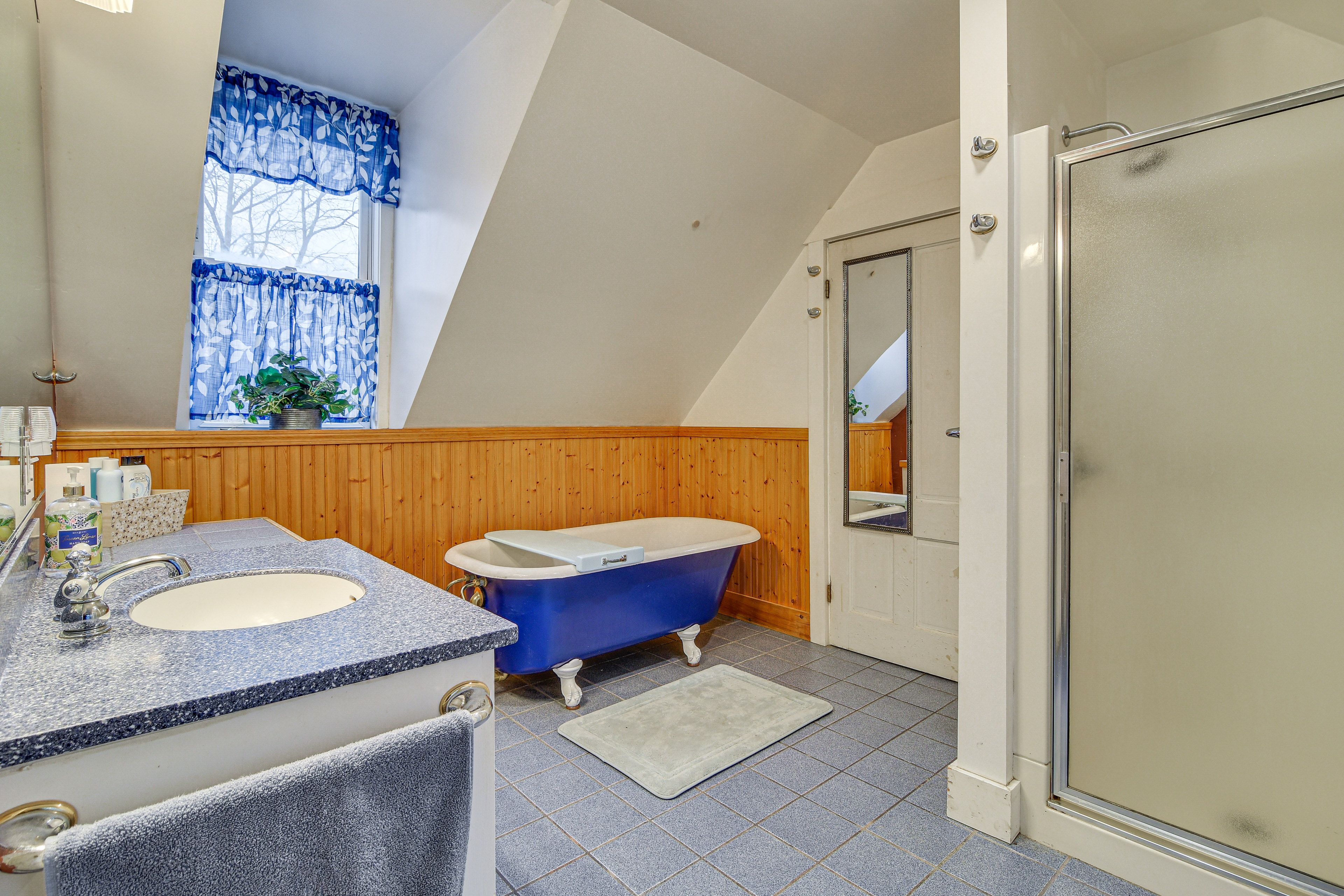 Full Bathroom | 2nd Floor