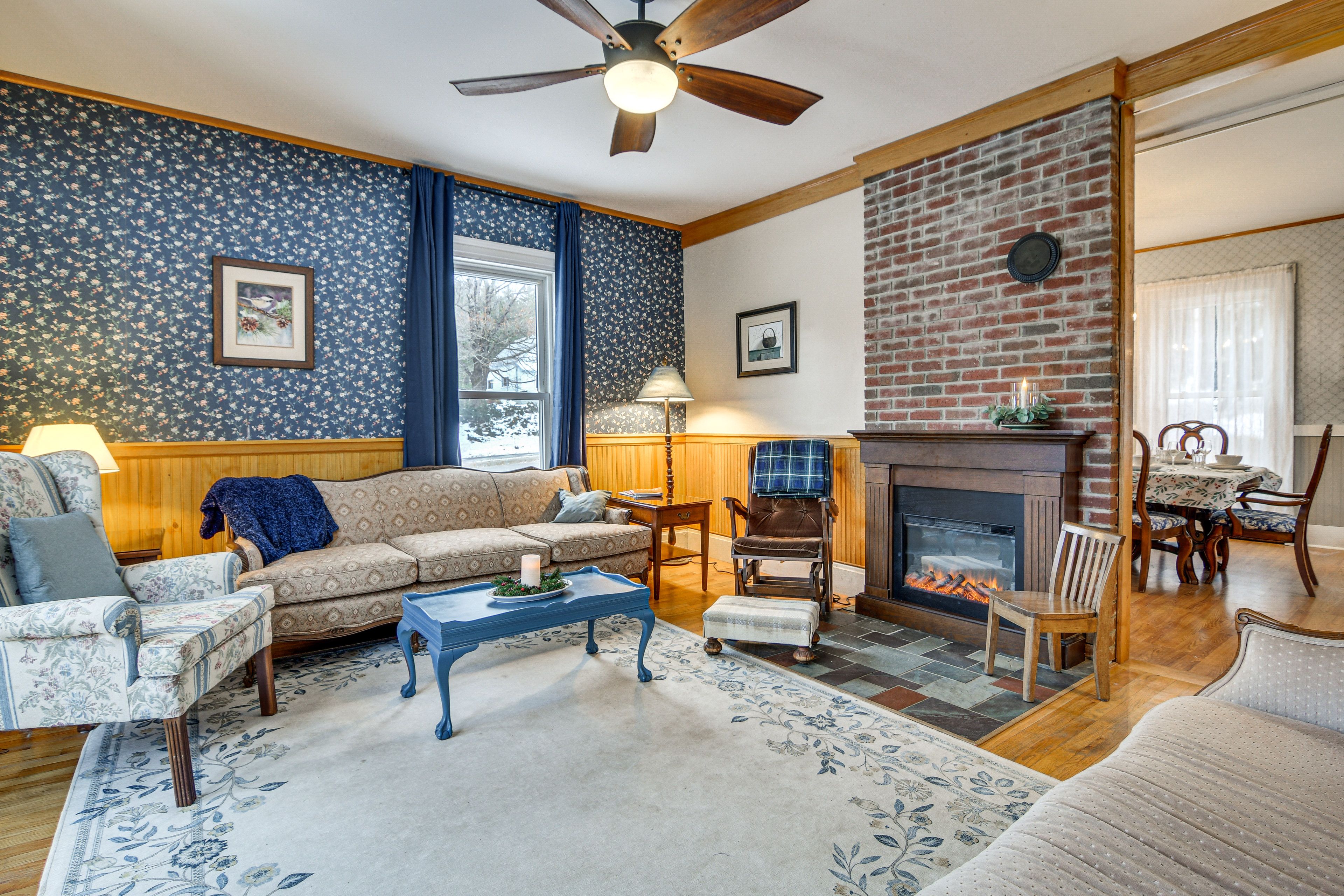 Living Room | Free WiFi | Fireplace | Central Heating | Window A/C Unit