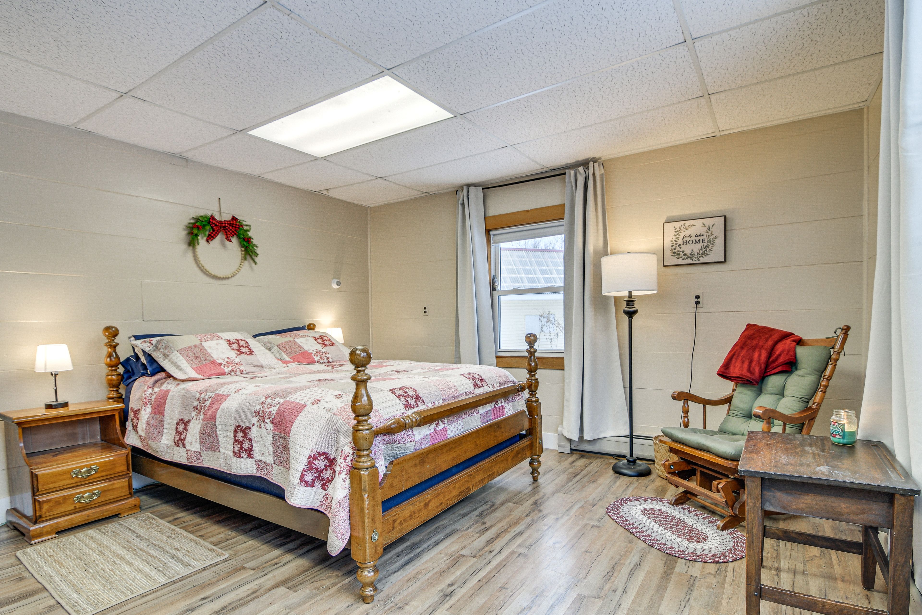 Bedroom 1 | Queen Bed | 1st Floor