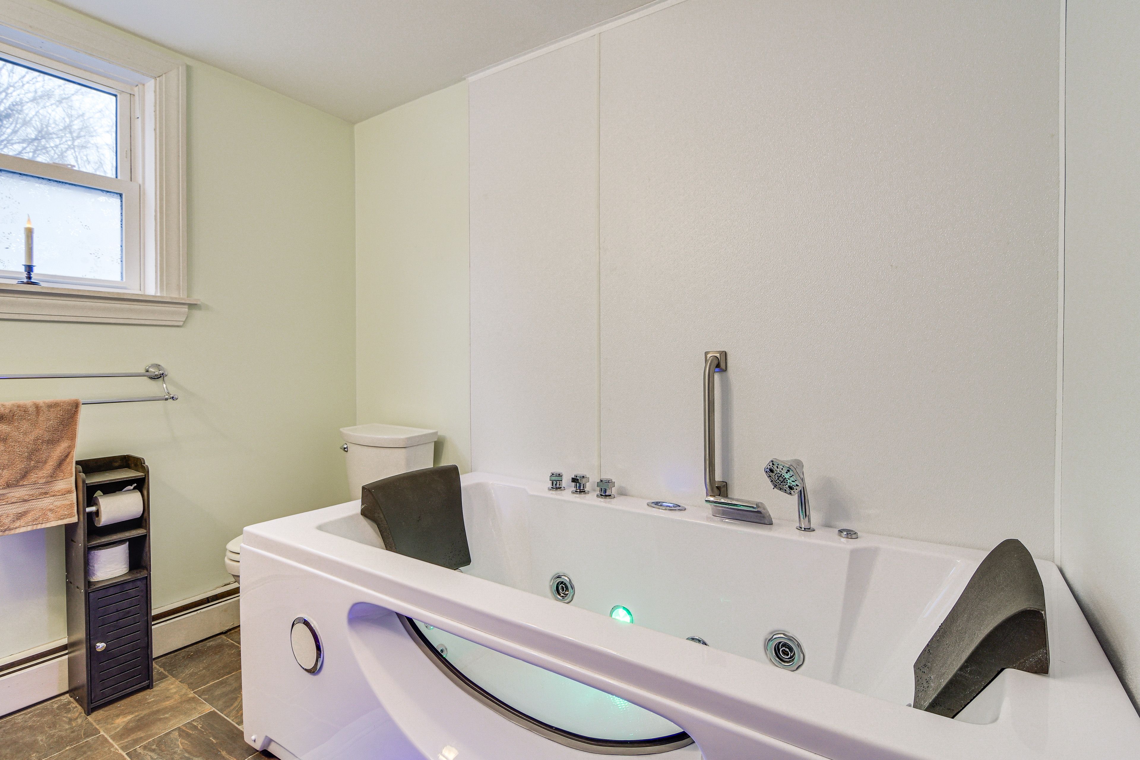 Full Bathroom | Jetted Tub | 1st Floor