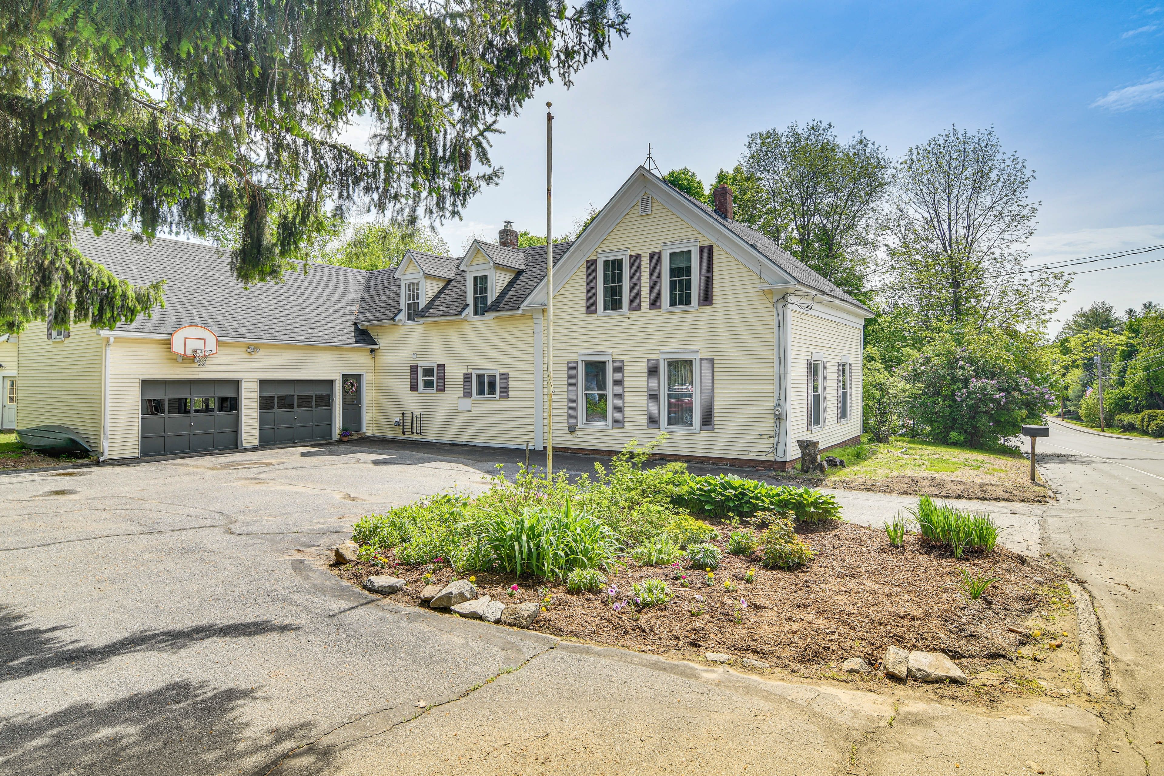 Parking | Garage (2 Vehicles) | Driveway (4 Vehicles) | RV/Trailer Parking
