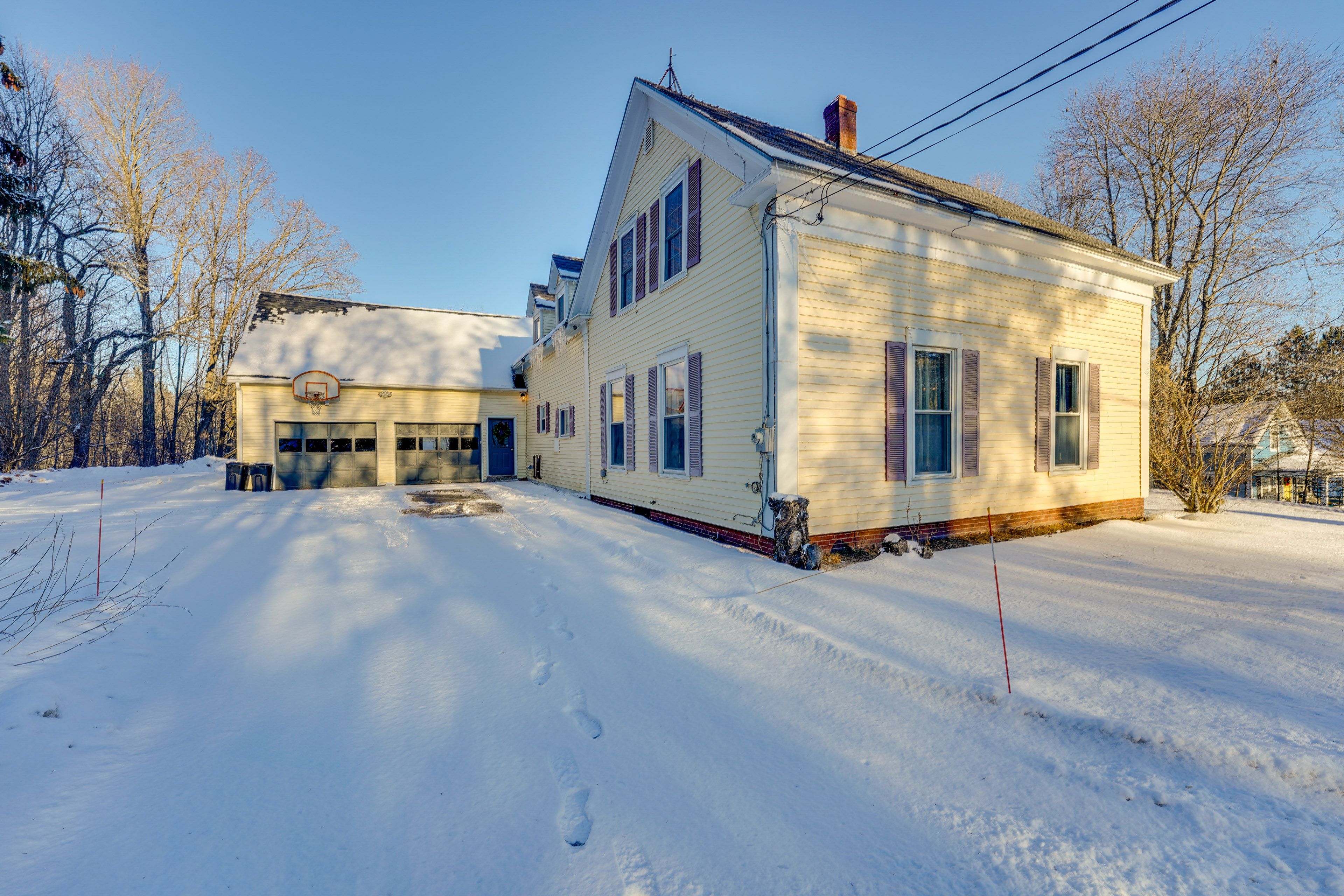 Parking | Garage (2 Vehicles) | Driveway (4 Vehicles) | RV/Trailer Parking