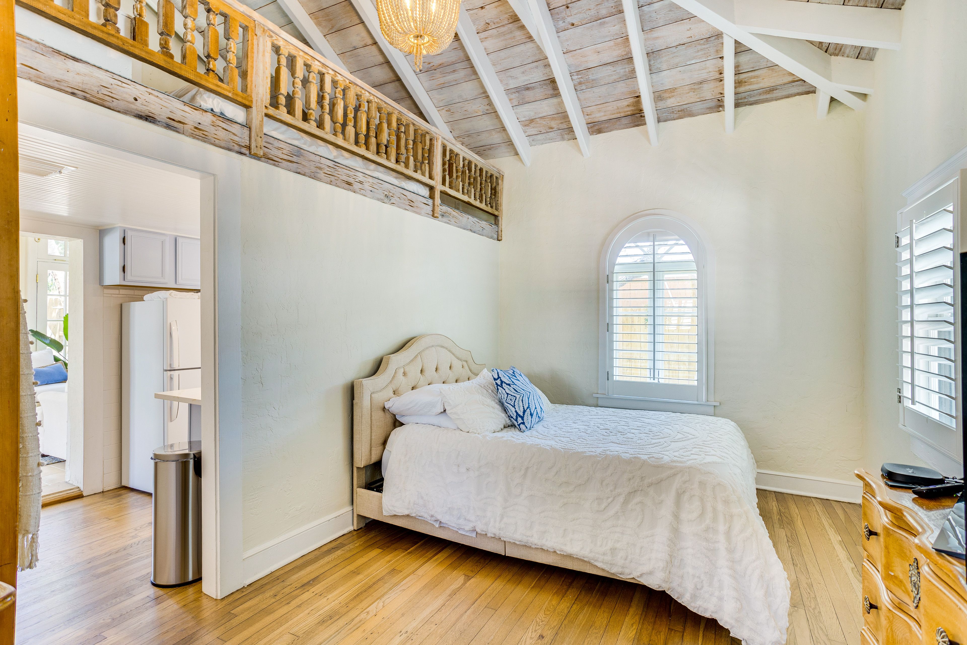 Bedroom | Queen Bed | Smart TV w/ Roku