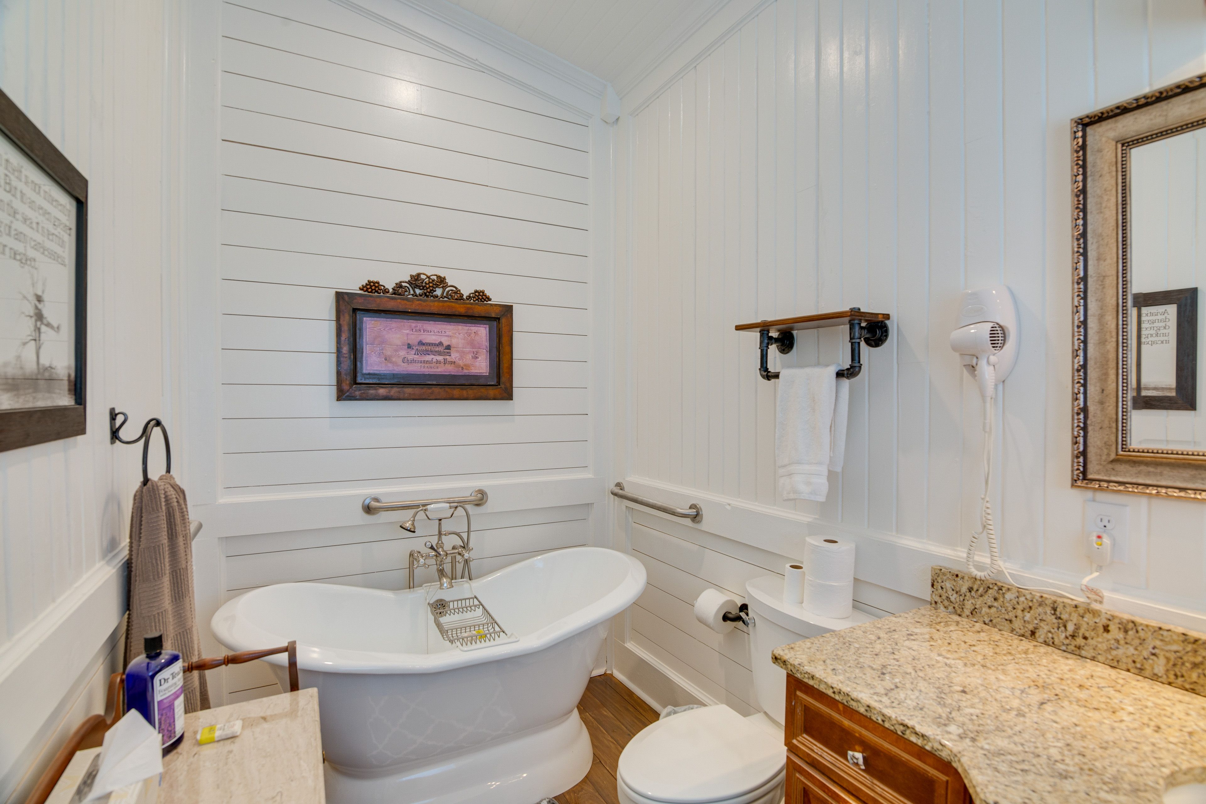 Full Bathroom | Towels Provided