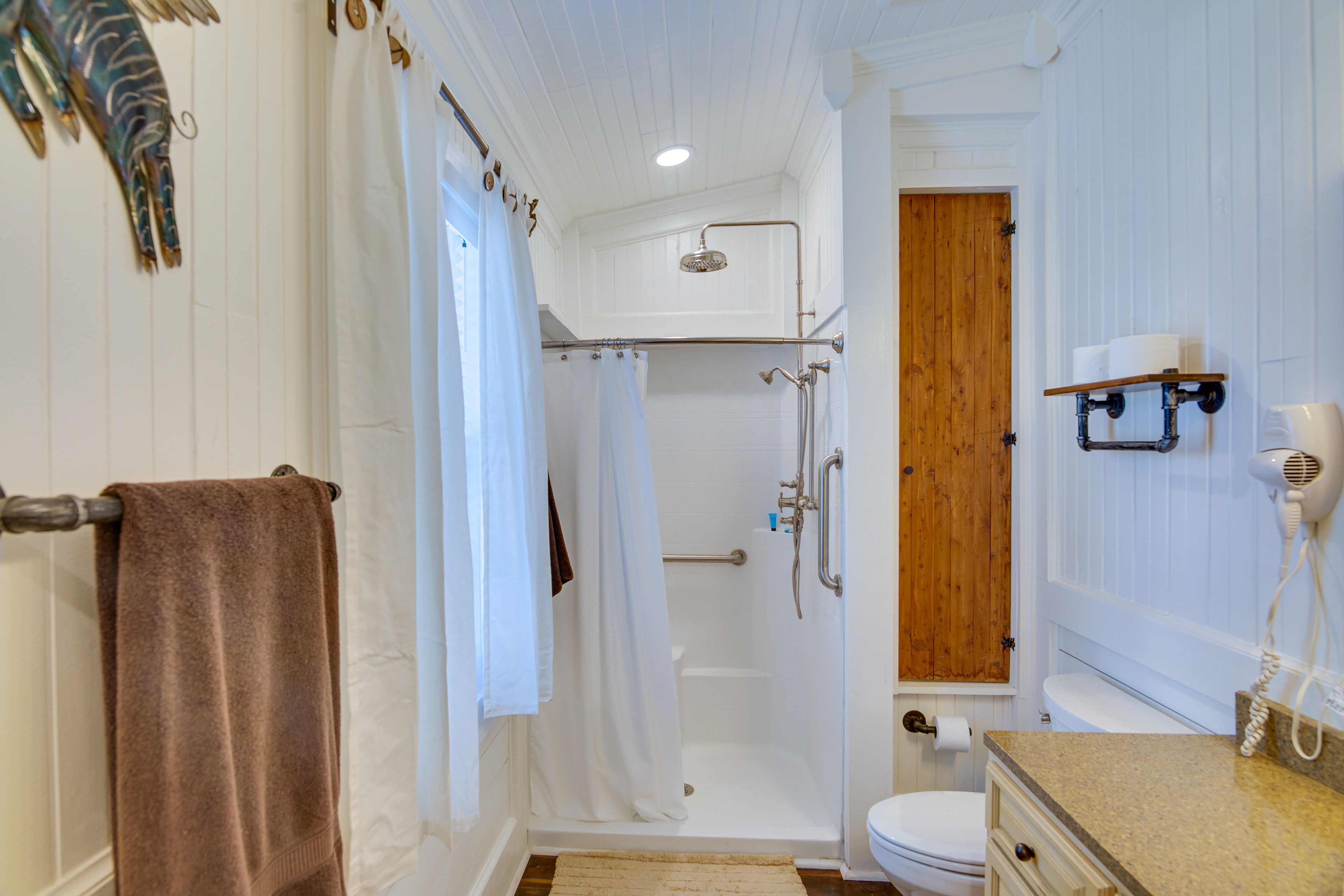 Full Bathroom | Complimentary Toiletries | Hair Dryer