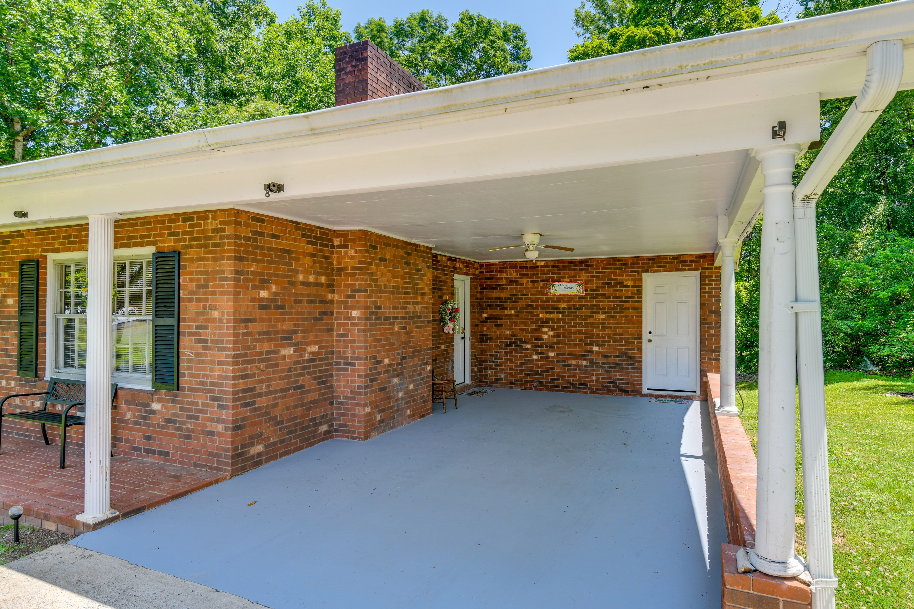 Parking | Carport (1 Vehicle) | Driveway (4 Vehicles)