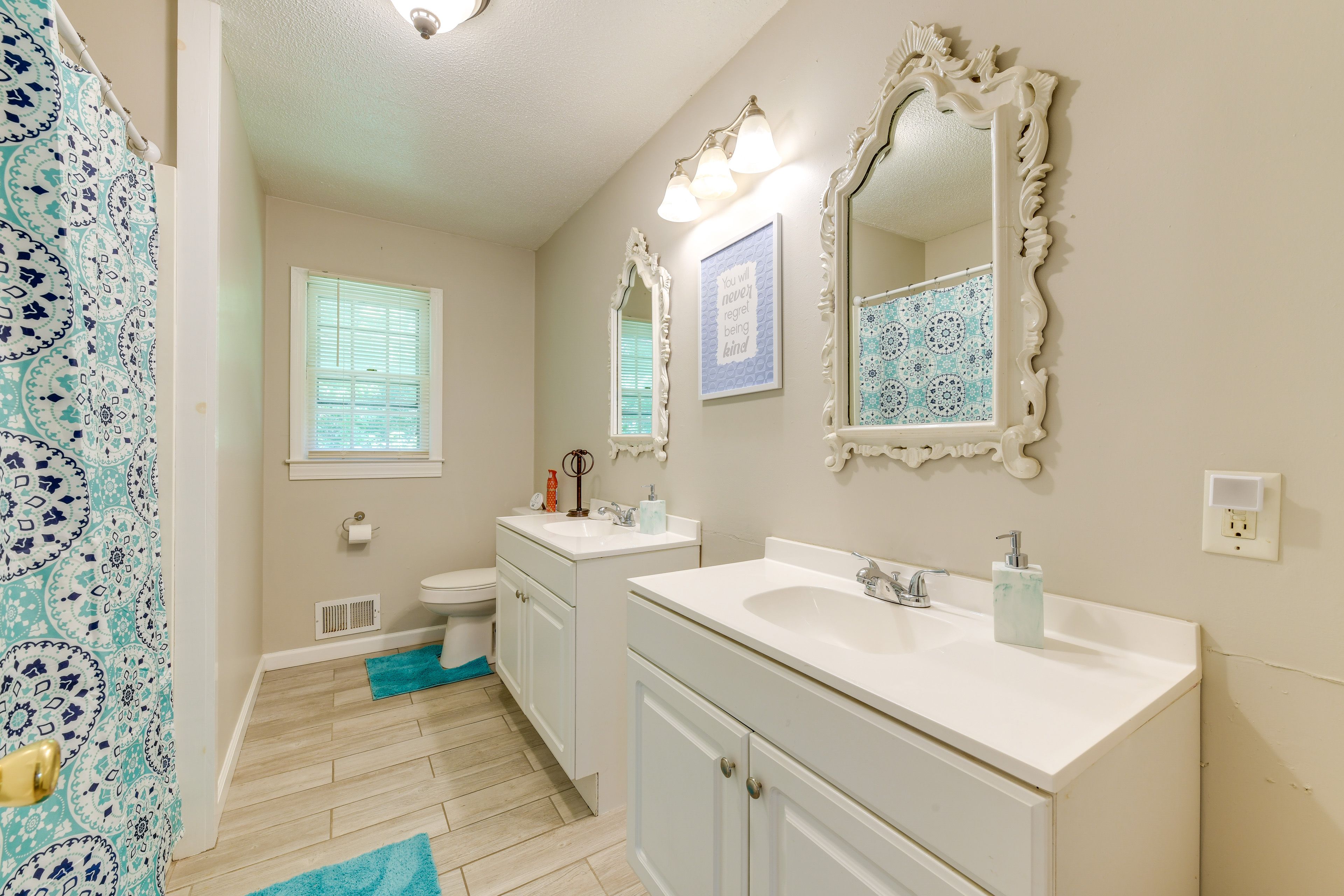Full Bathroom | Complimentary Toiletries