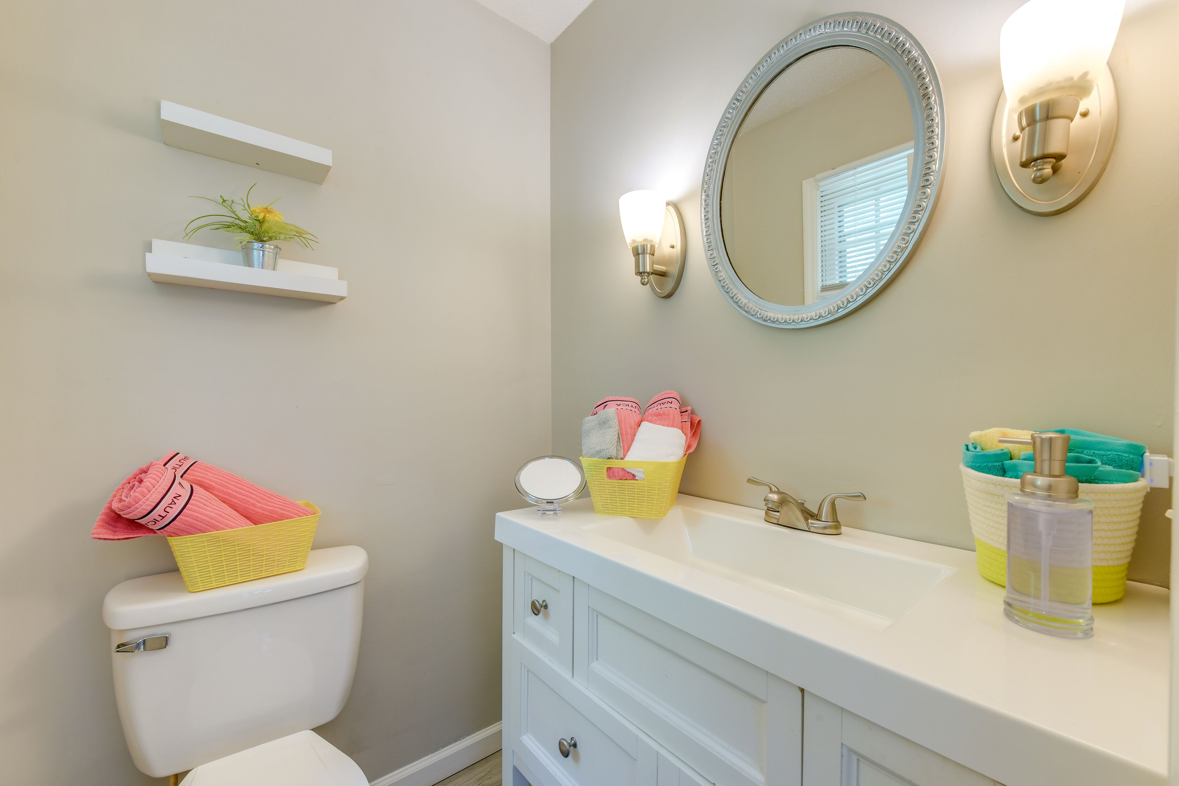 Half Bathroom | Towels Provided