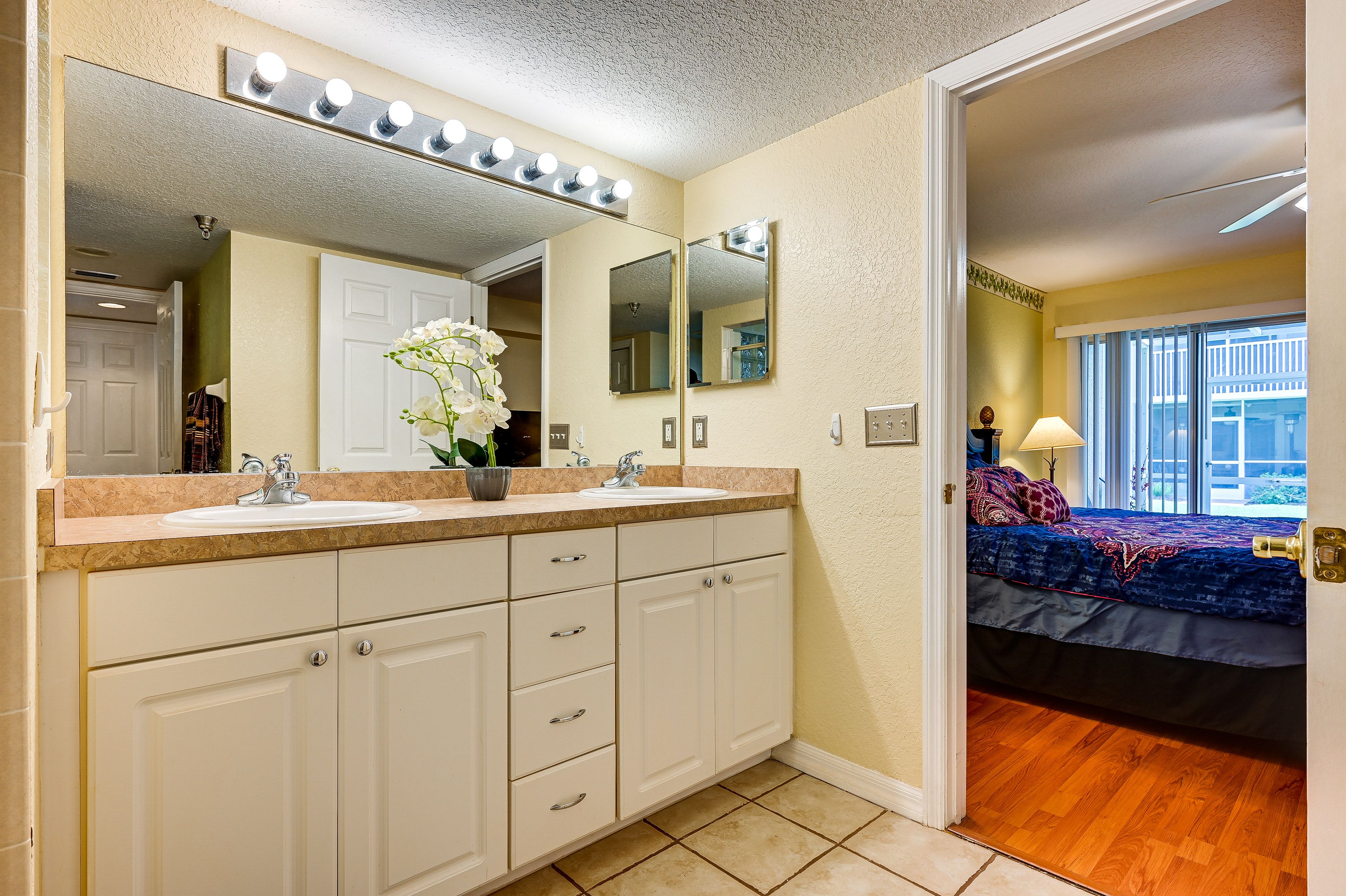 Full Bath | Towels Provided | Hair Dryer | Complimentary Toiletries