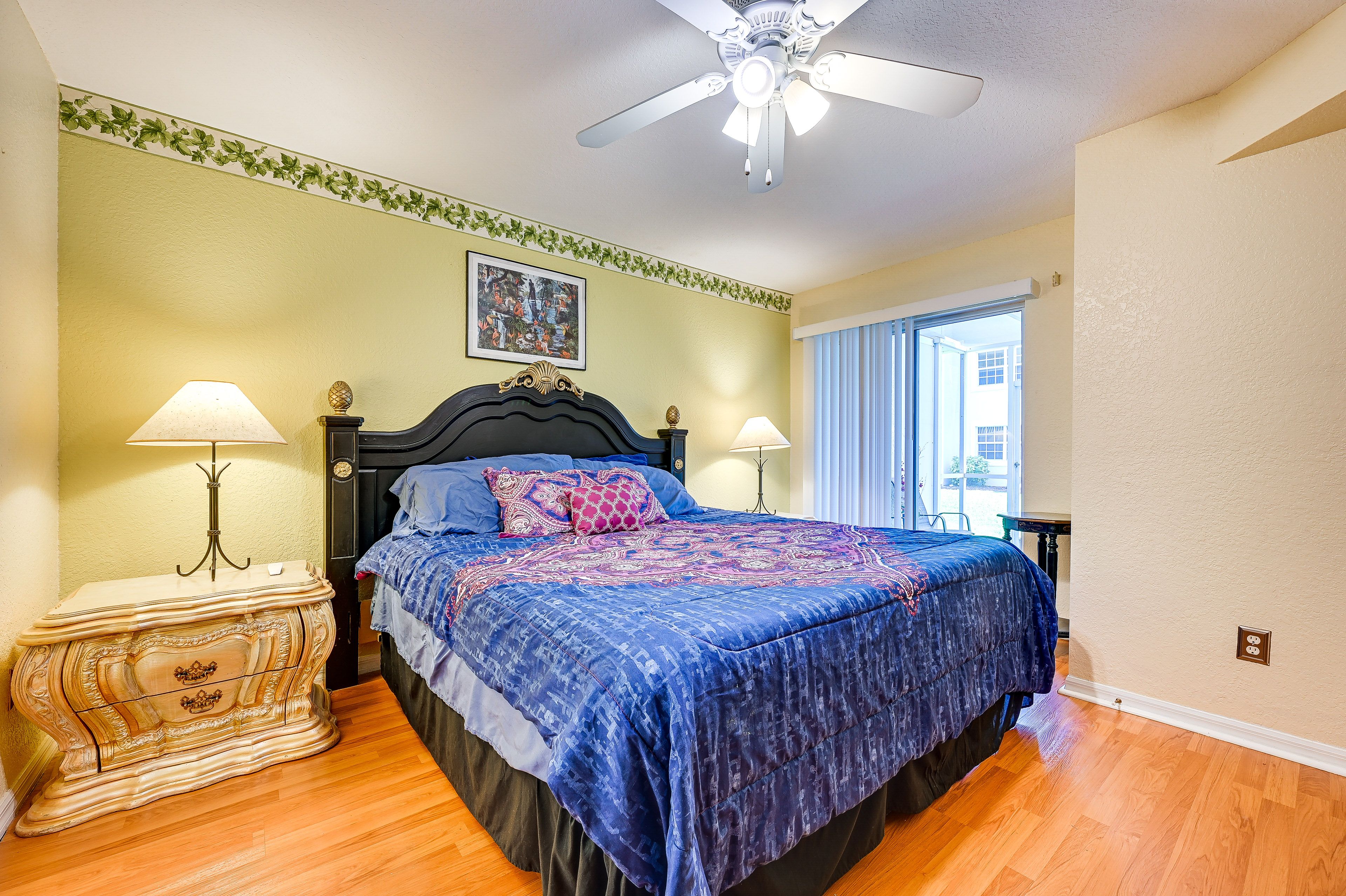 Bedroom | King Bed | Linens Provided