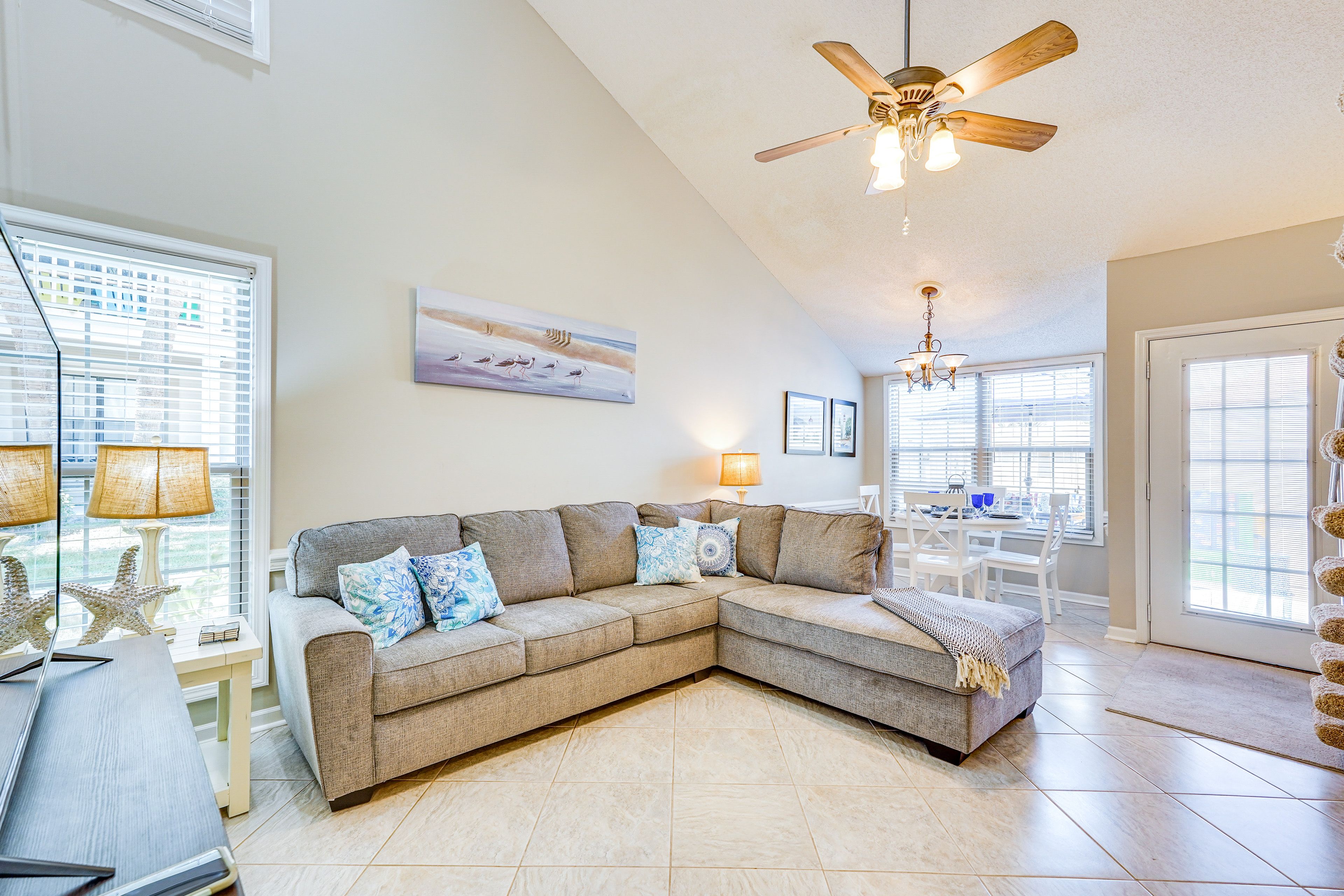 Living Area | Smart TV | Dining Nook