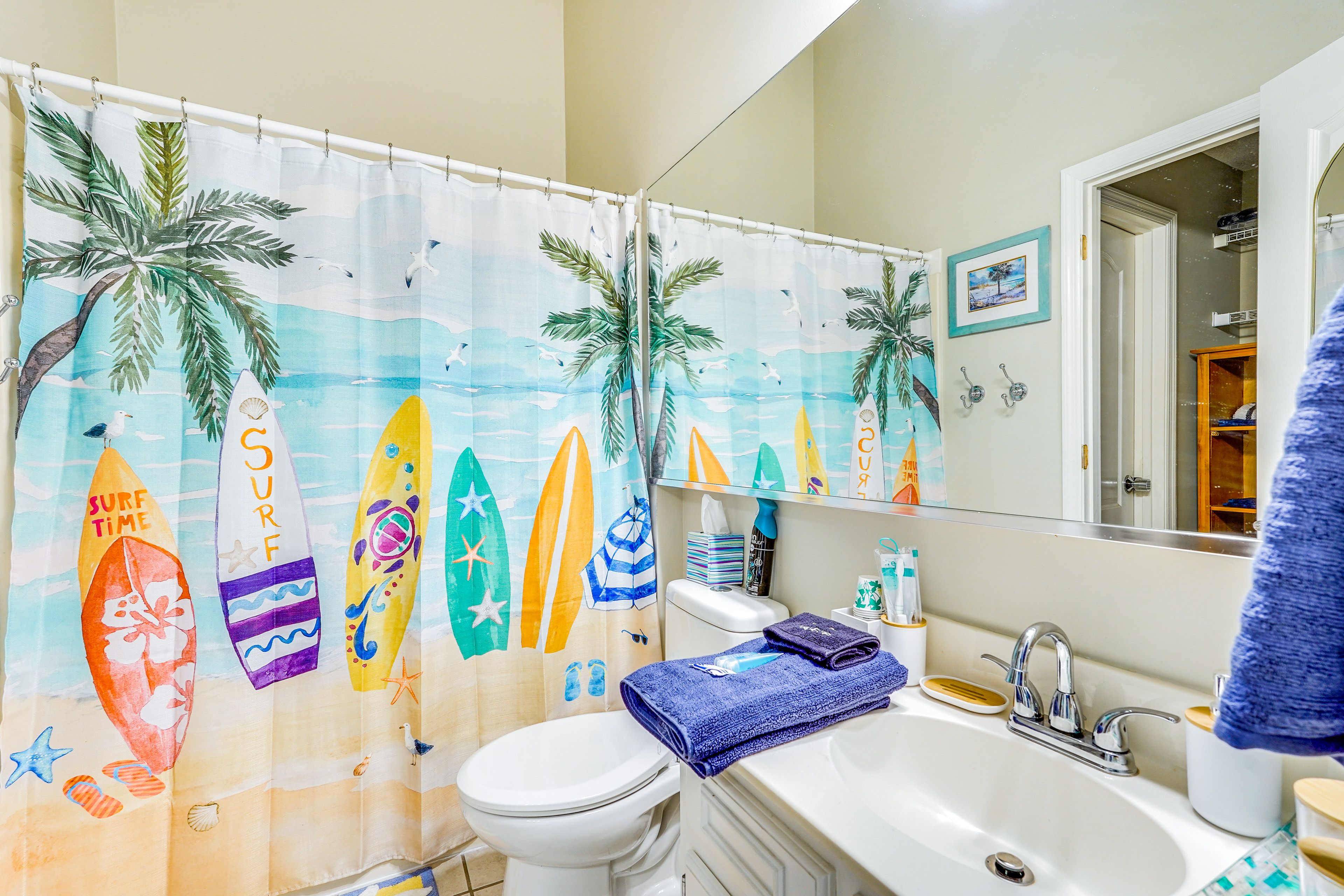 Full En-Suite Bathroom | Upper Level | Towels/Complimentary Toiletries Provided