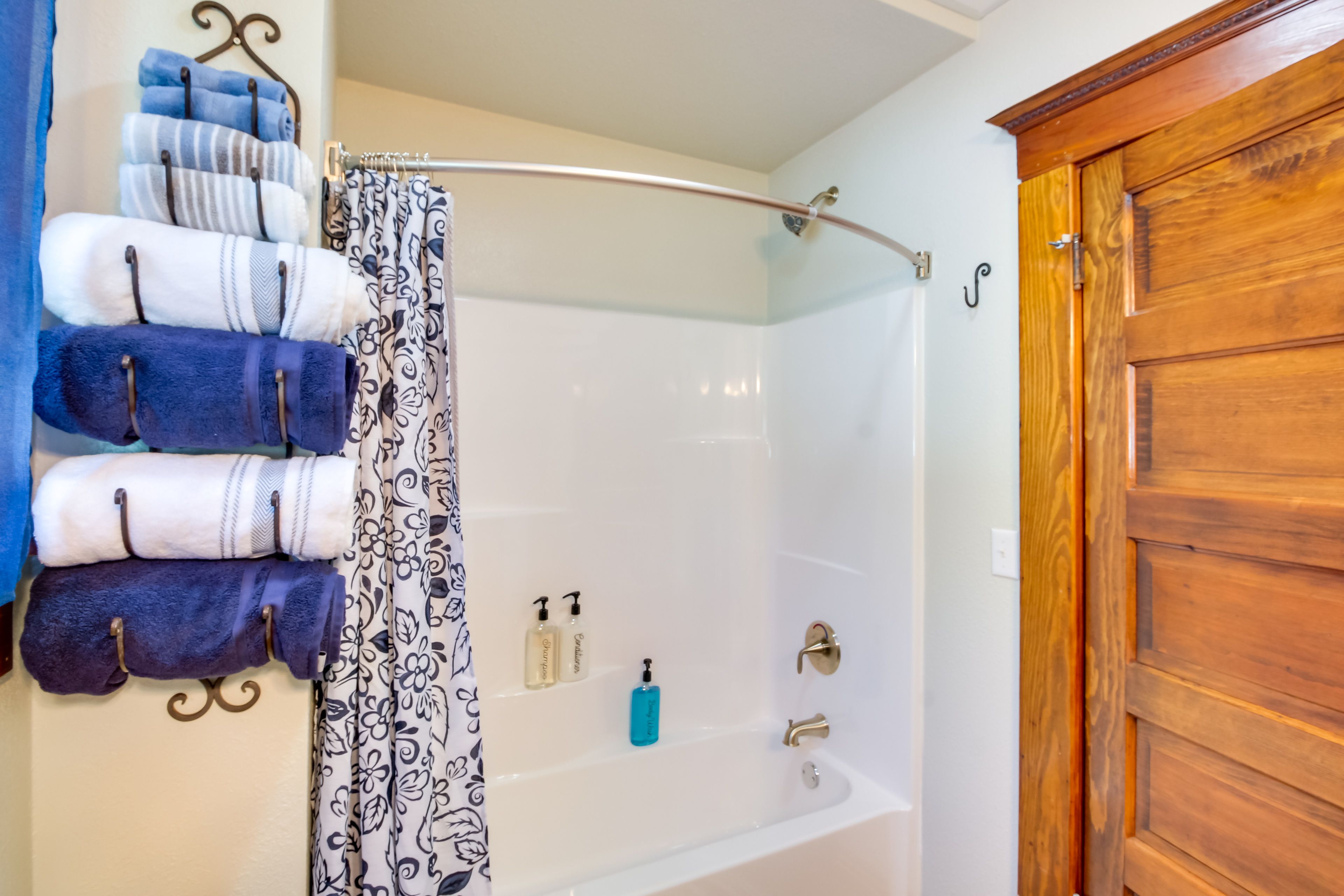 Full Bathroom | Towels Provided | Complimentary Toiletries
