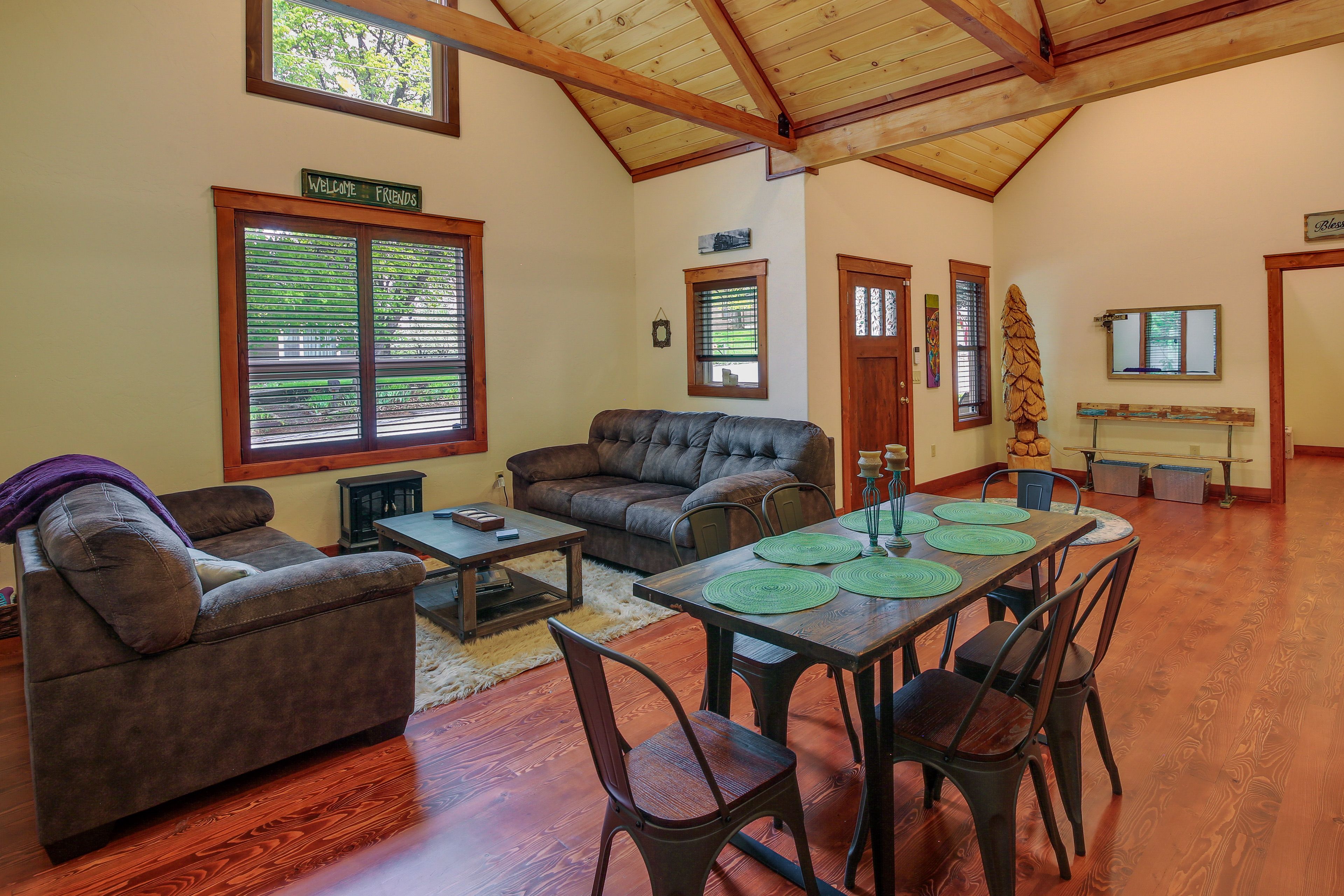 Dining Area | Dishware/Flatware Provided