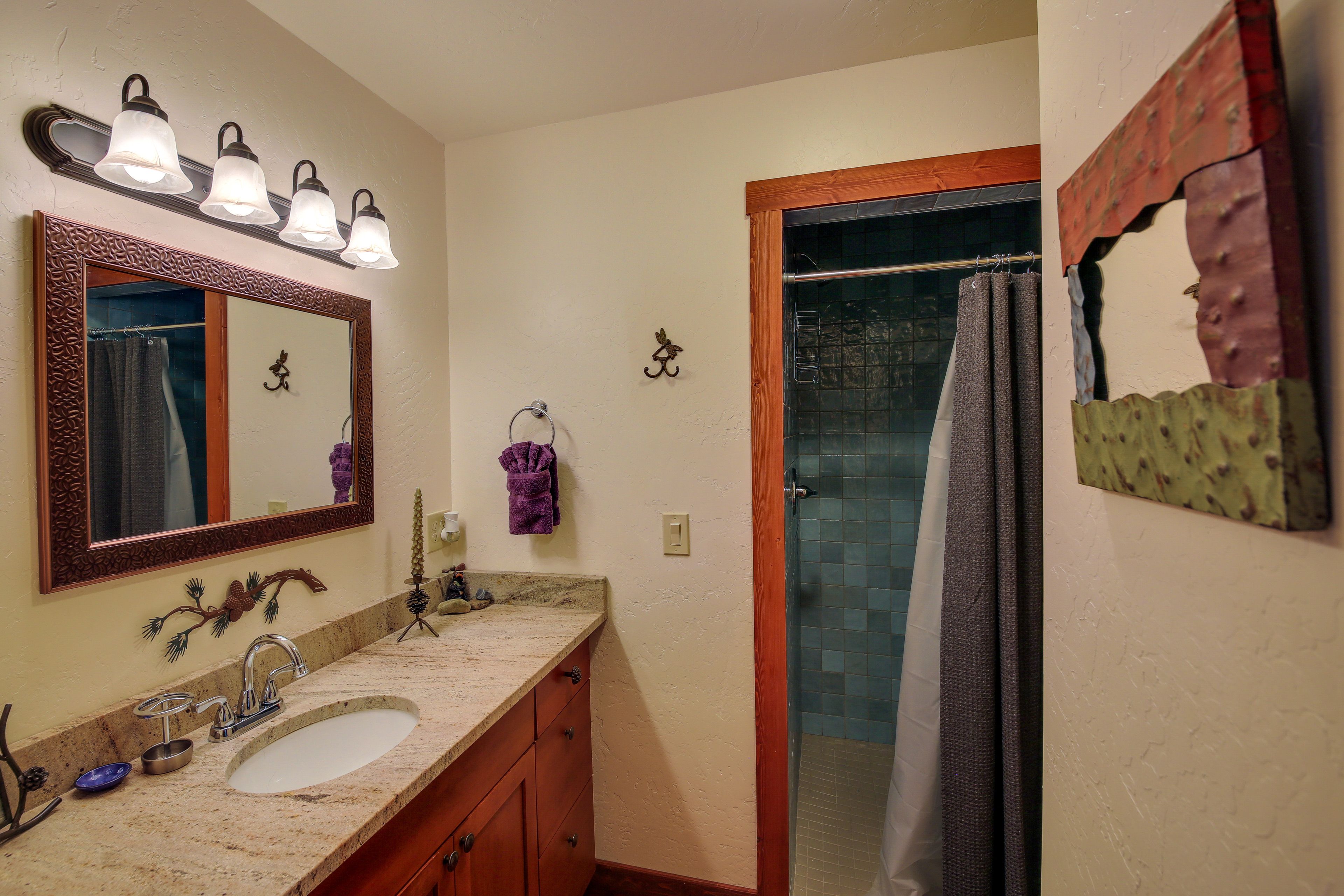 En-Suite Bath | Complimentary Toiletries