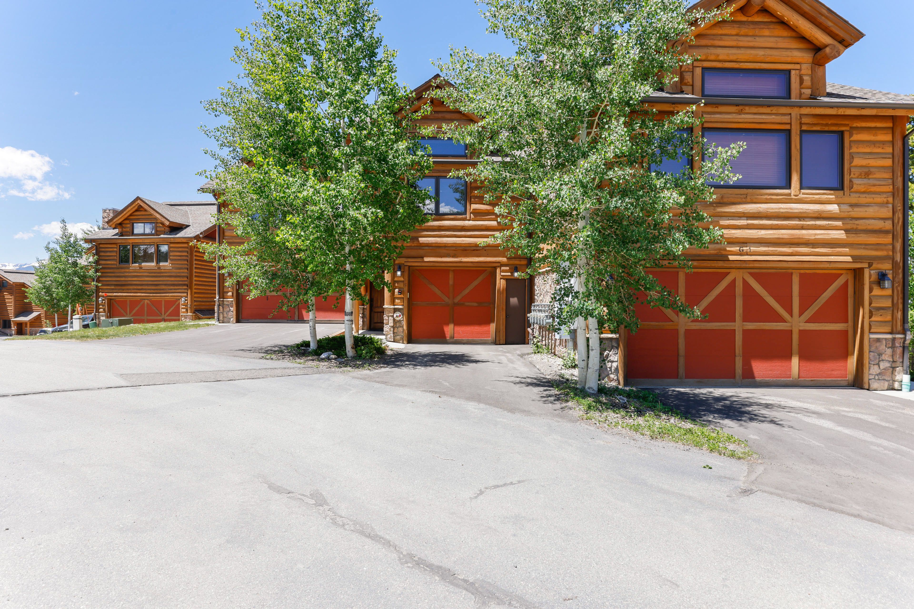 Parking | Driveway (1 Vehicle) | Guest Parking Lot (First-Come, First-Served)