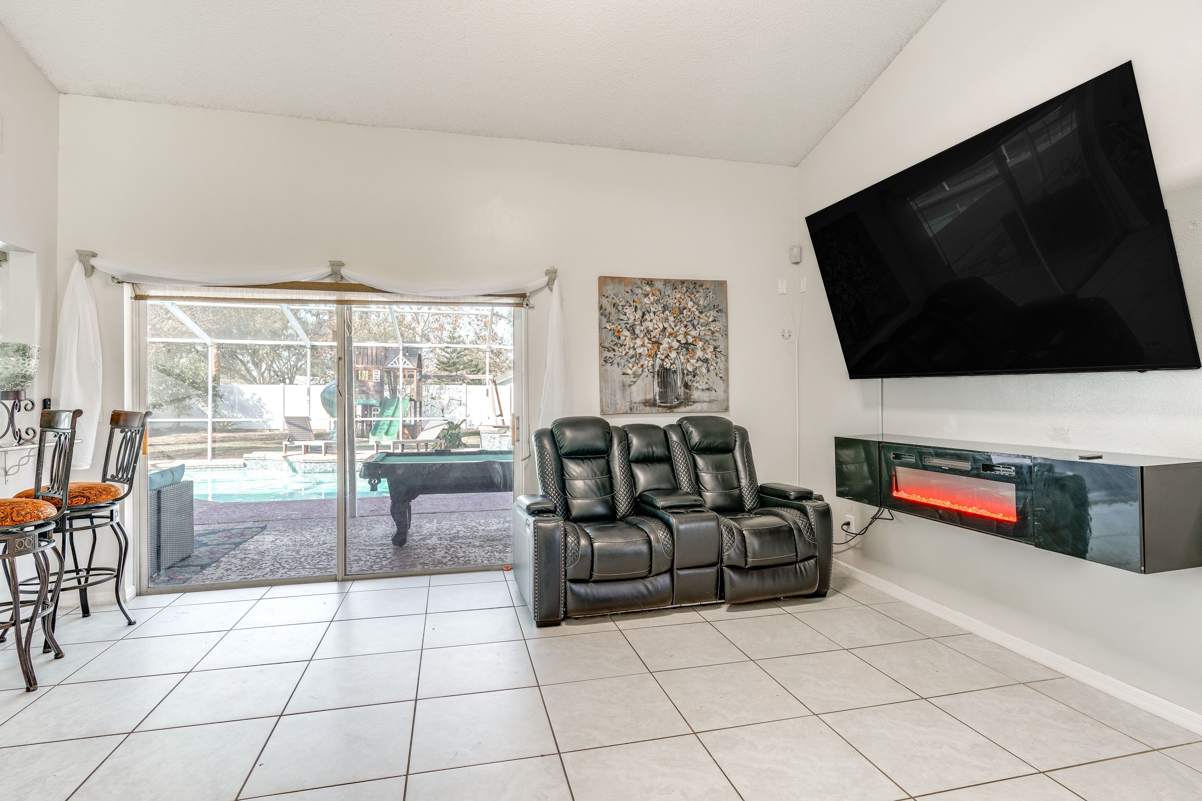 Living Room | Central A/C | Free WiFi | 1st Floor