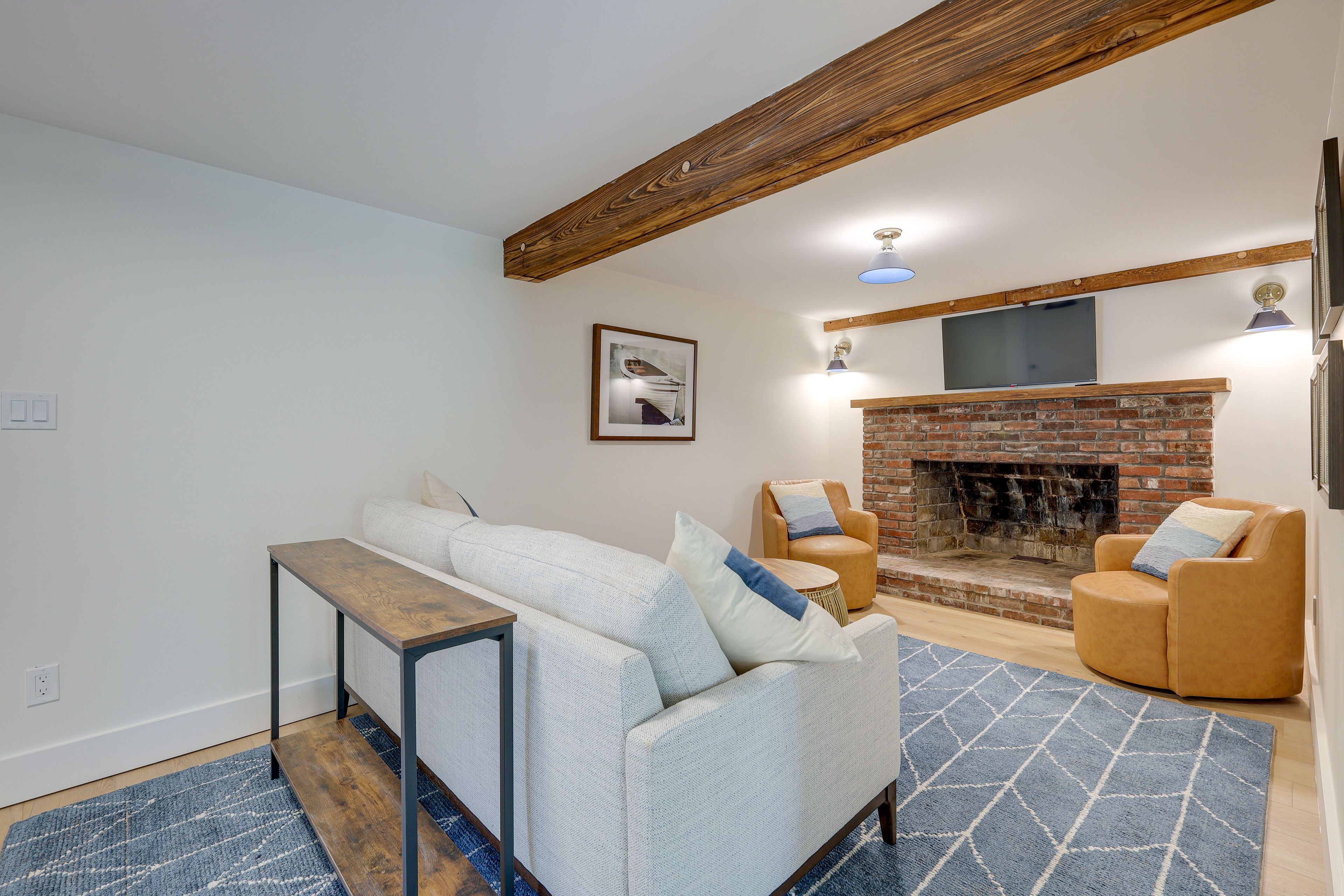 Living Area | Smart TV | Fireplace (Decorative)