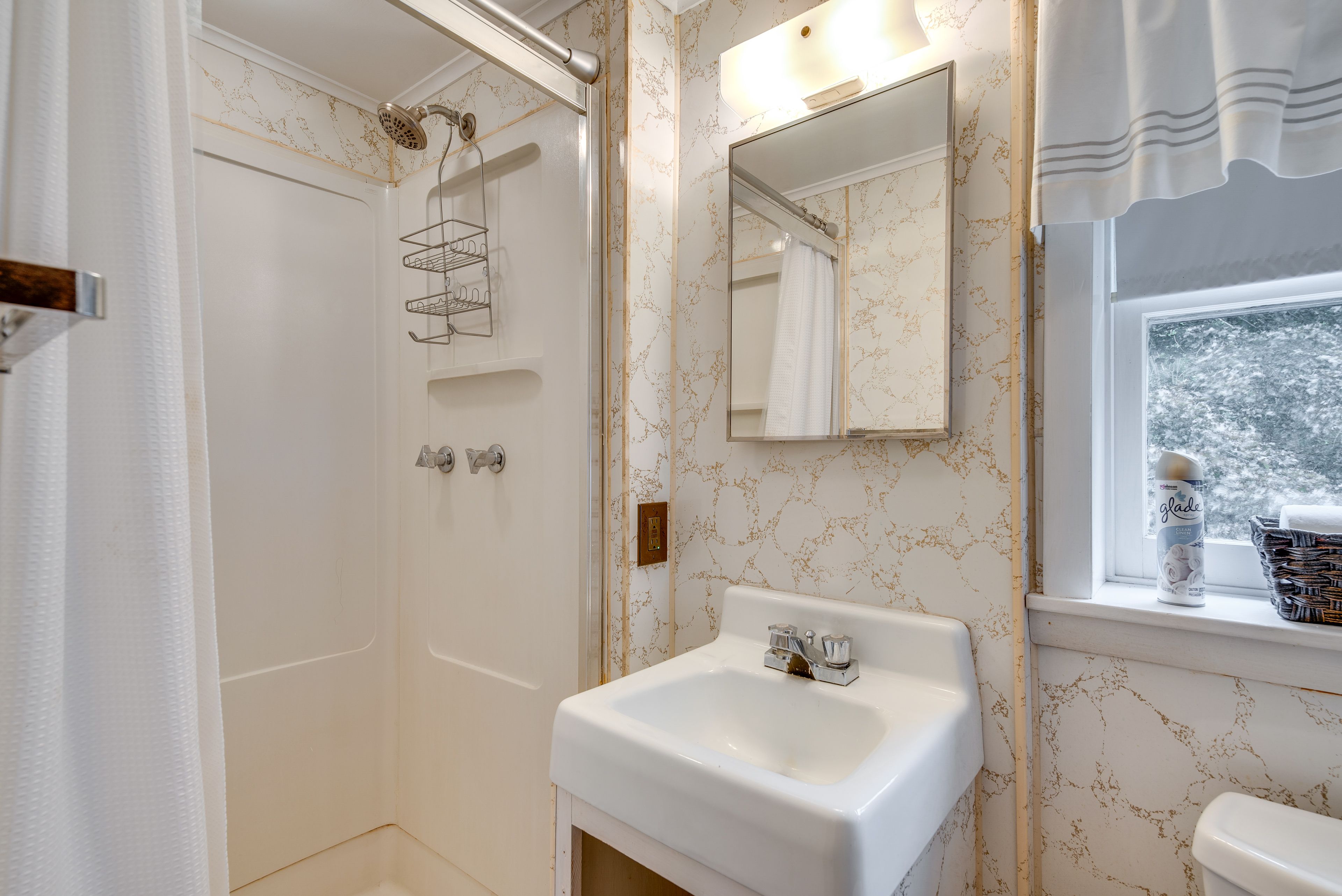 En-Suite Bathroom | 2nd Floor | Towels Provided