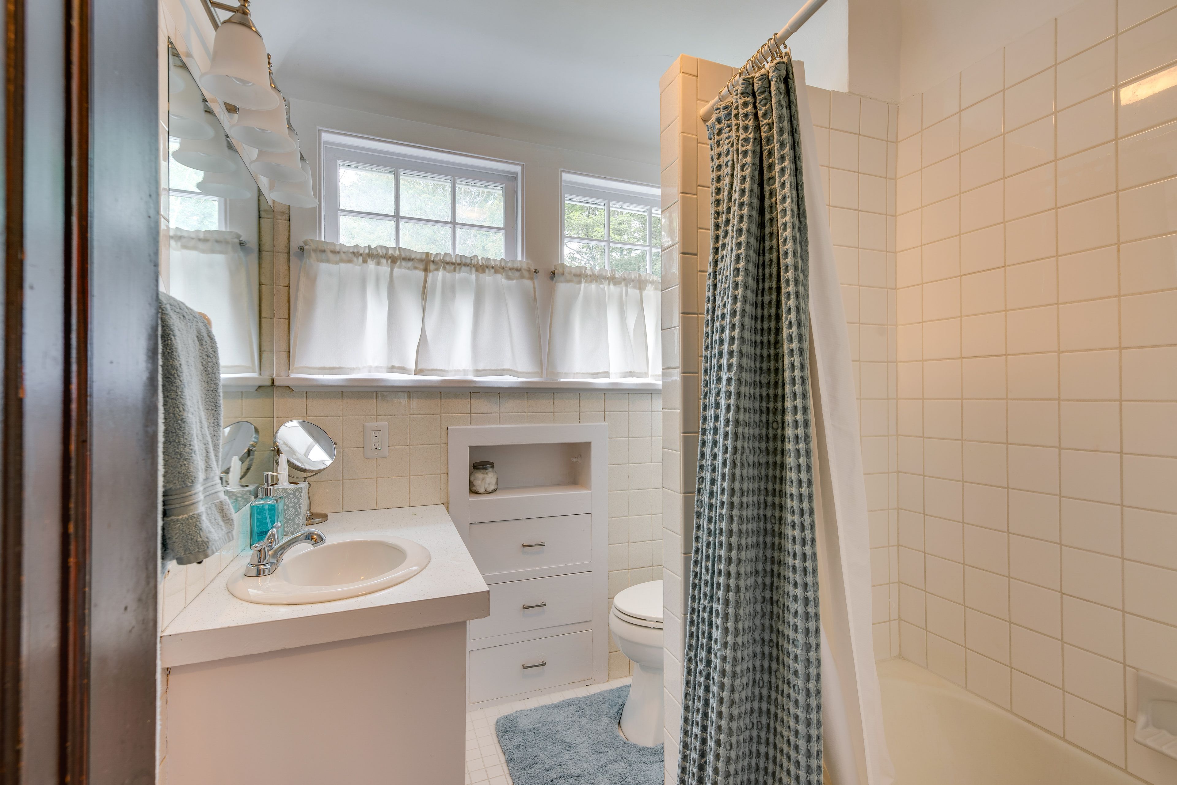 Full Bathroom | 1st Floor | Complimentary Toiletries