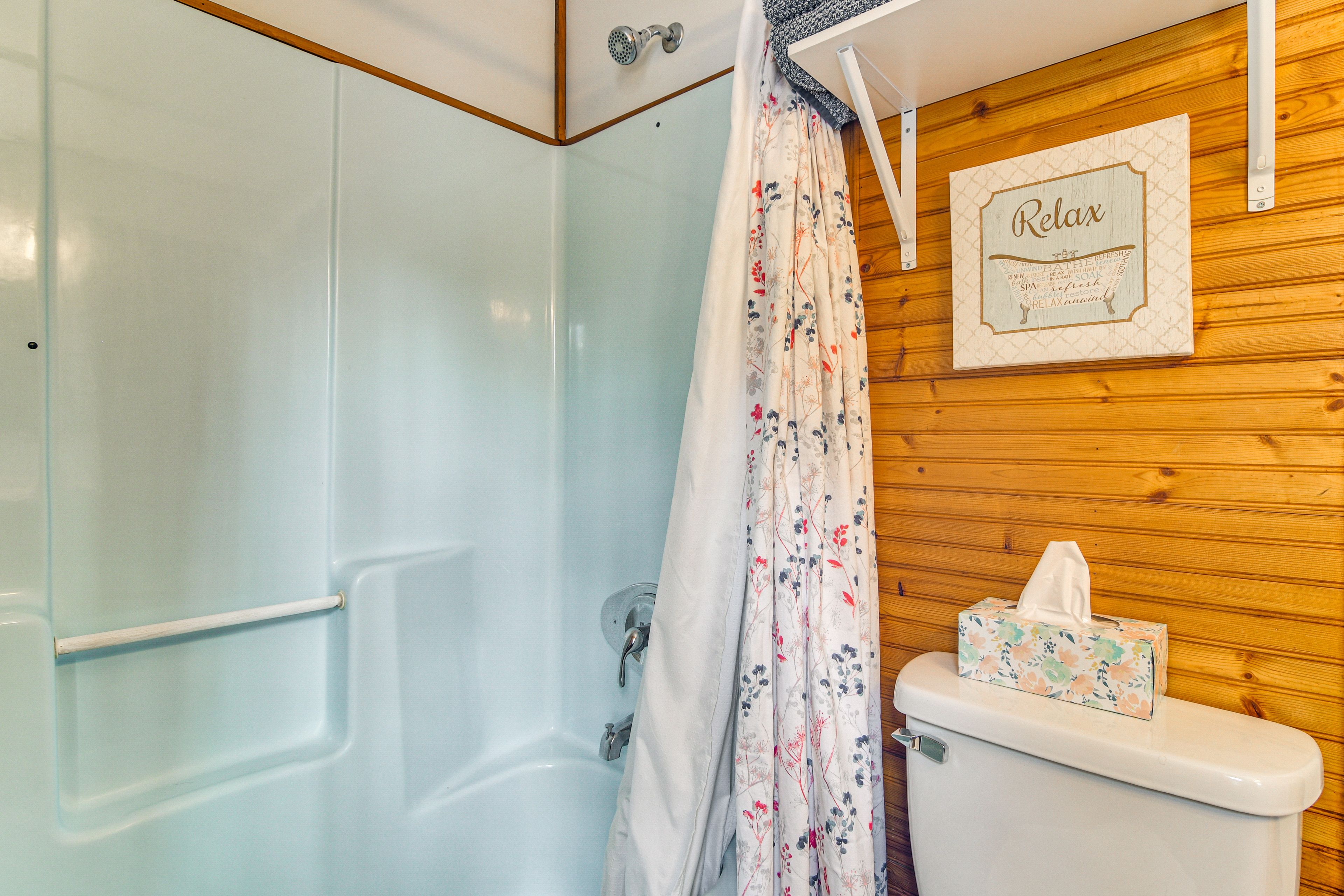 Full Bathroom | Towels Provided
