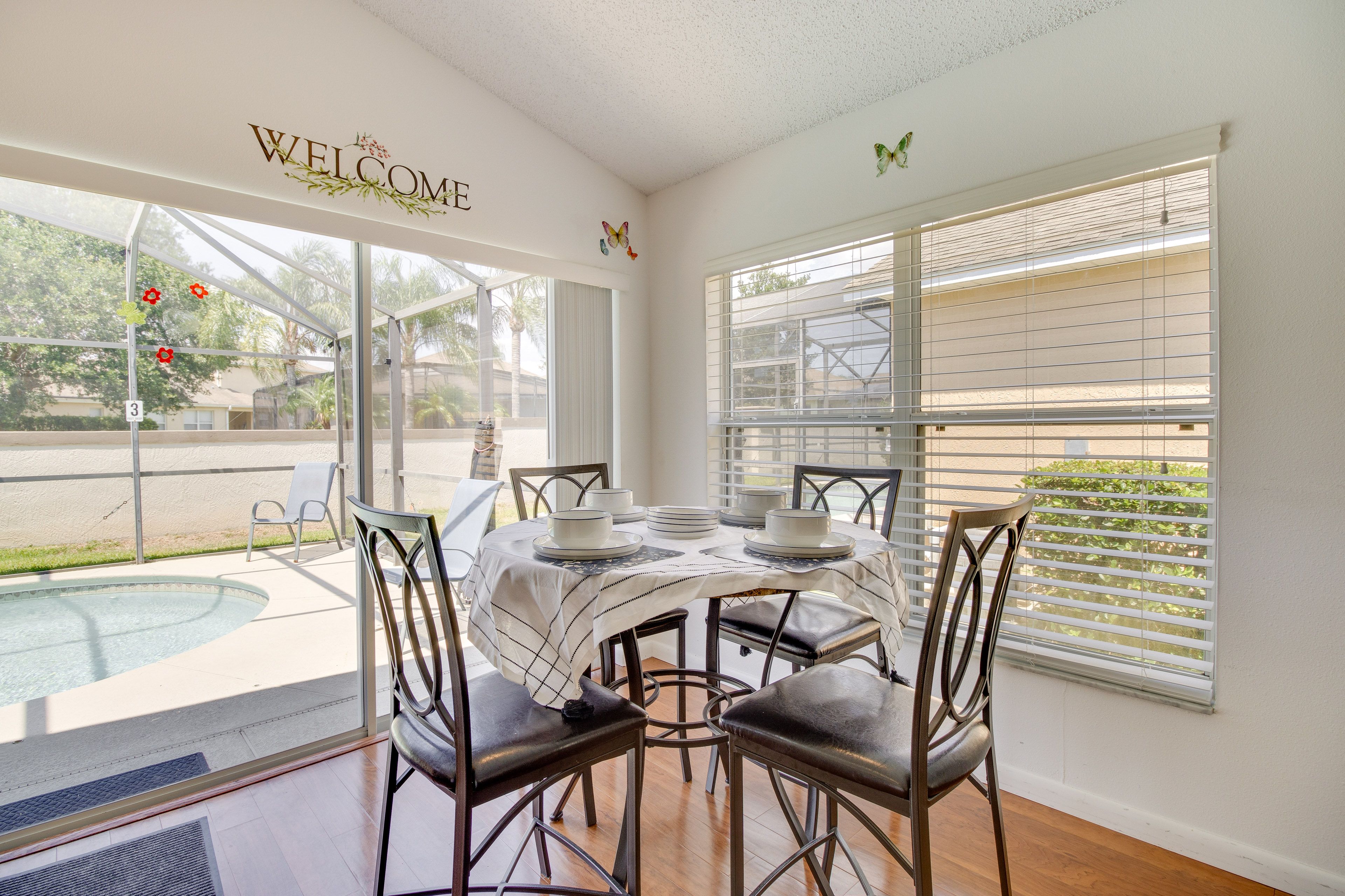Dining Area | Dishware Provided | Smart TV