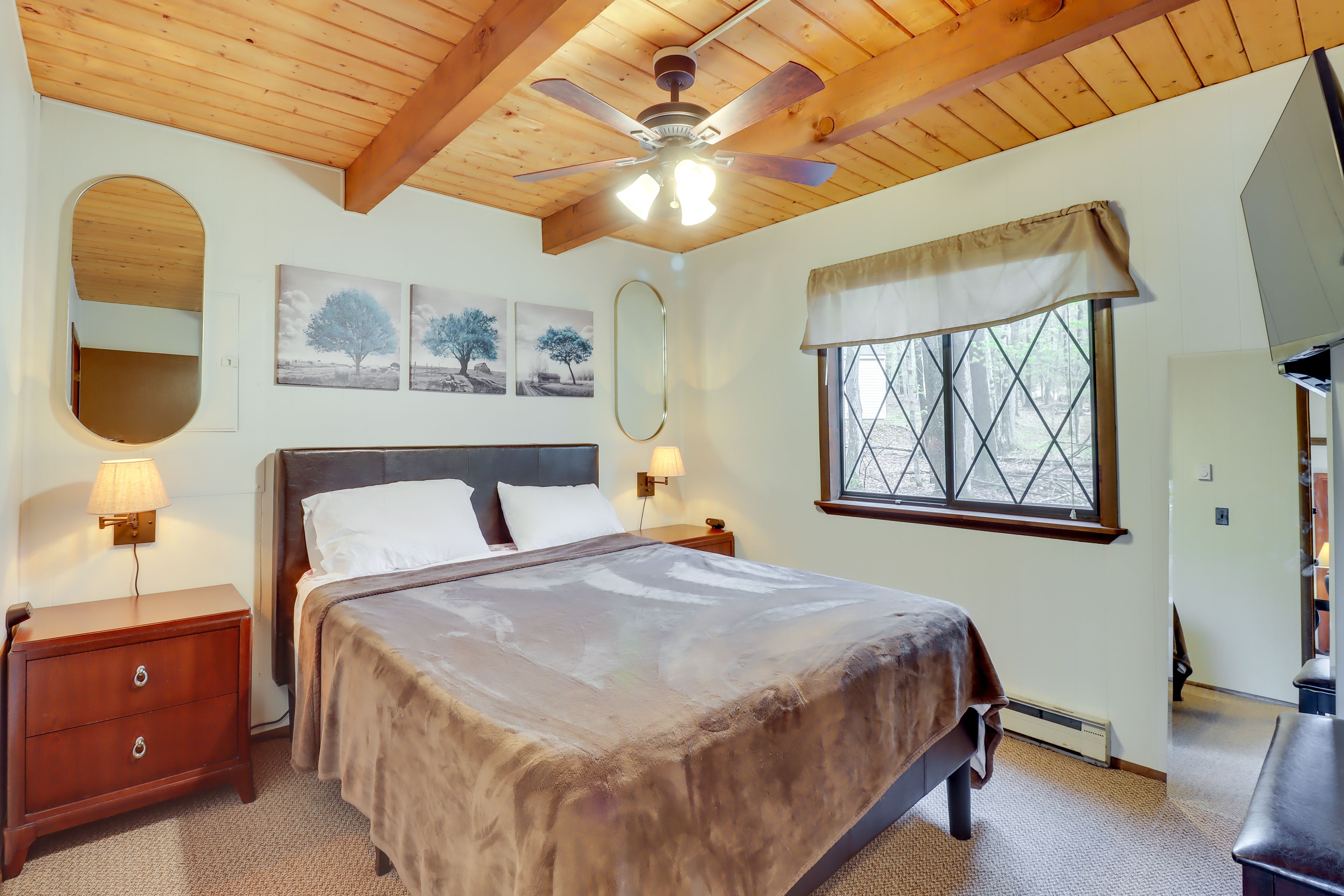 Bedroom 1 | Full Bed | 1st Floor | Smart TV