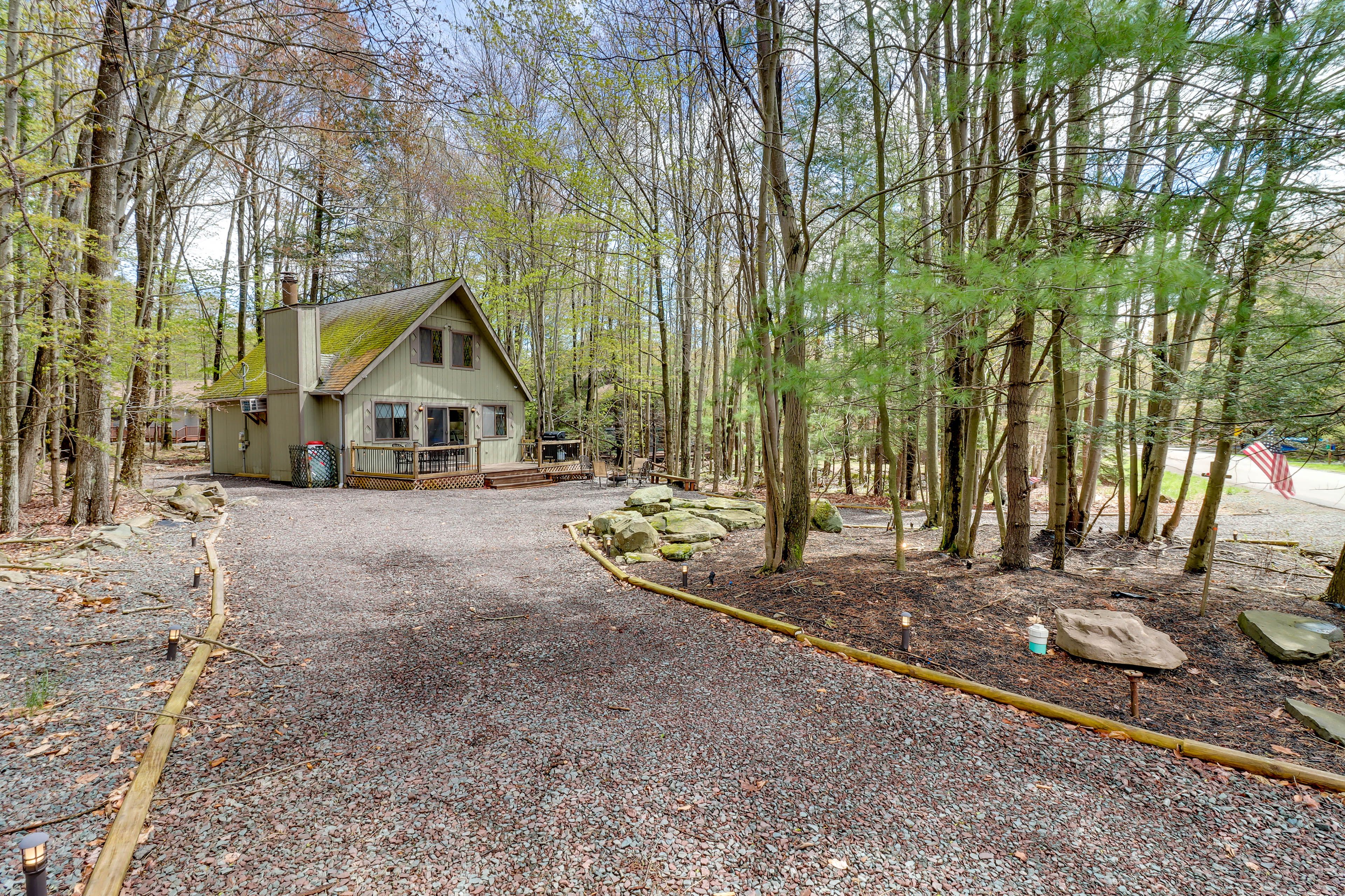 Property Exterior | Driveway (5 Vehicles)