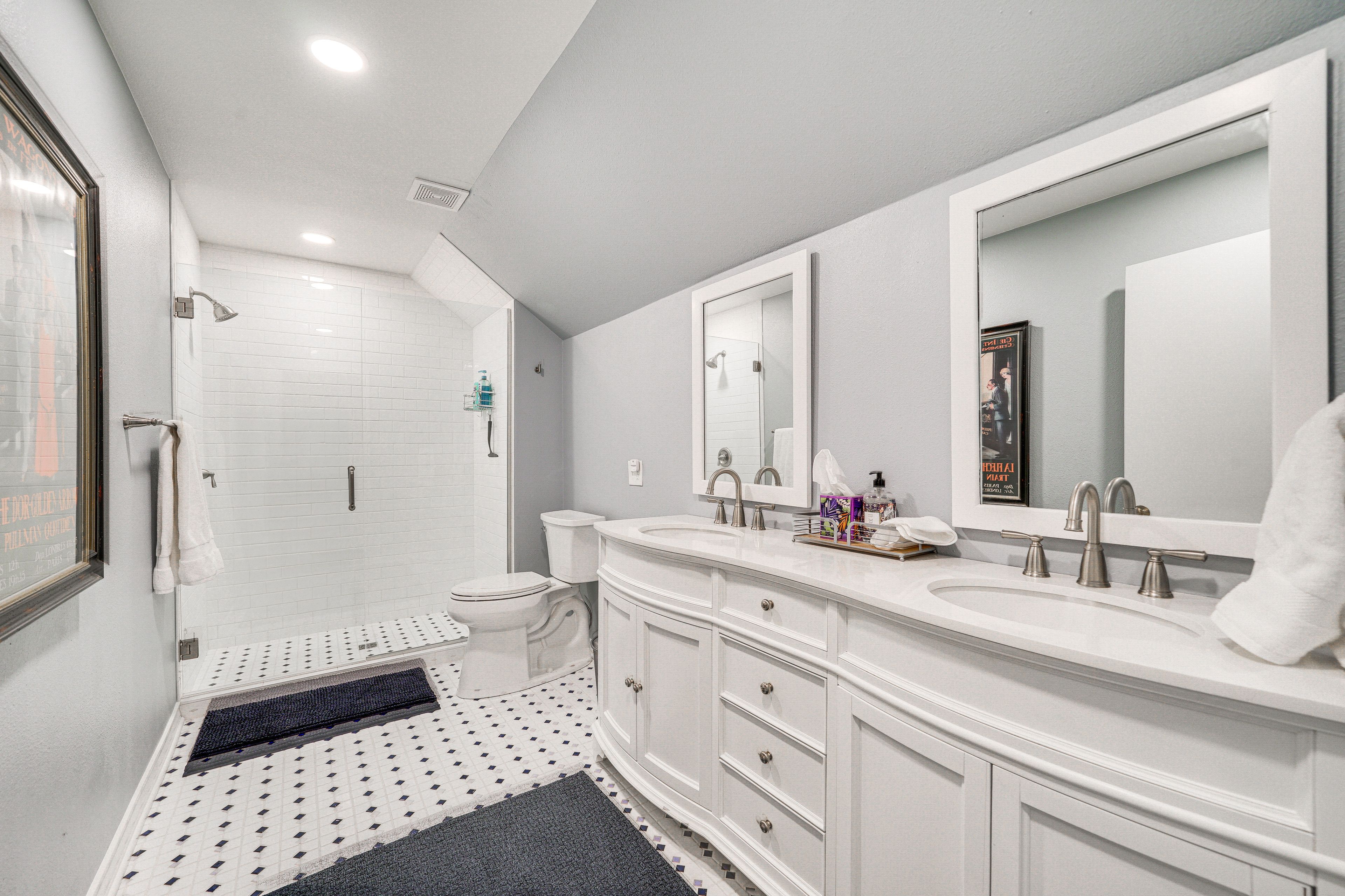 Full Bathroom | Complimentary Toiletries | 1st Floor