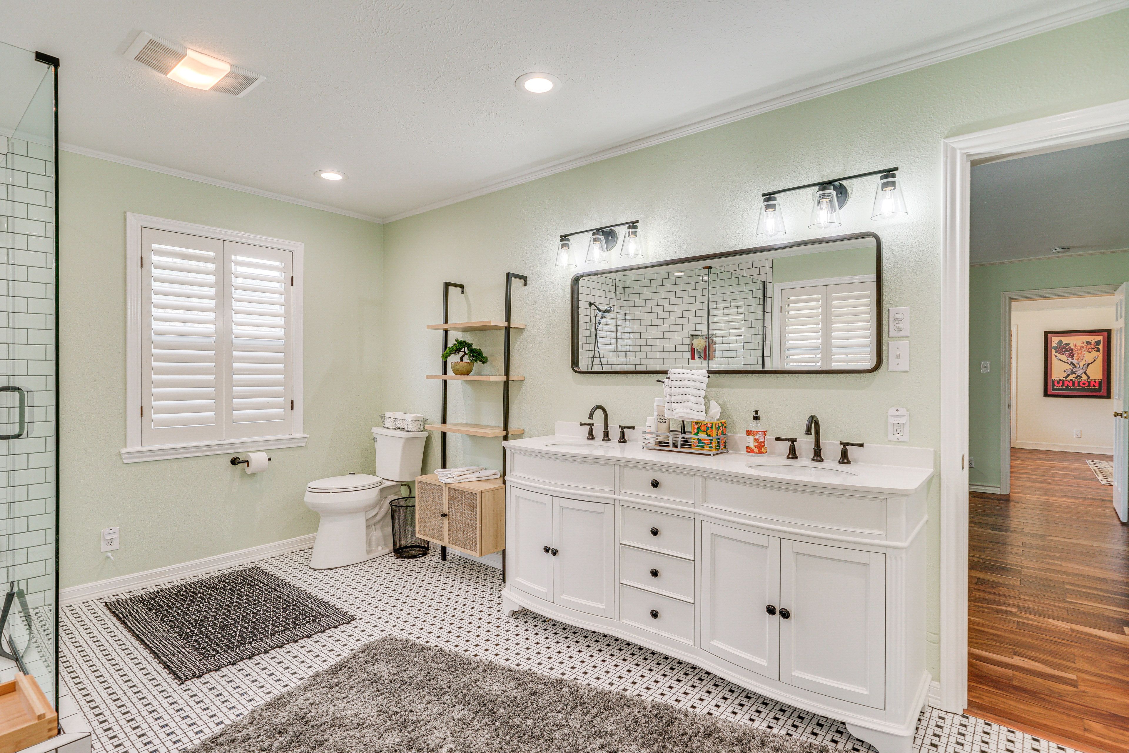 Full Bathroom | Towels Provided | 1st Floor
