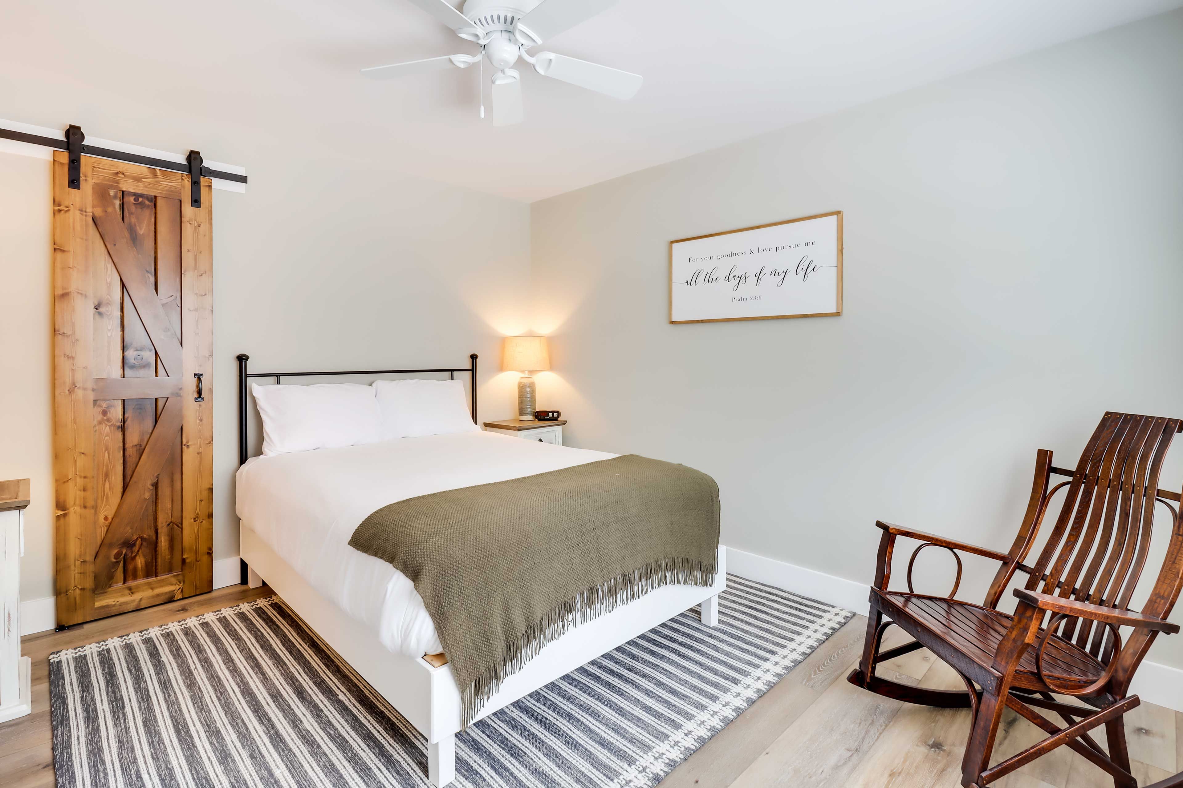 Bedroom 2 | Queen Bed