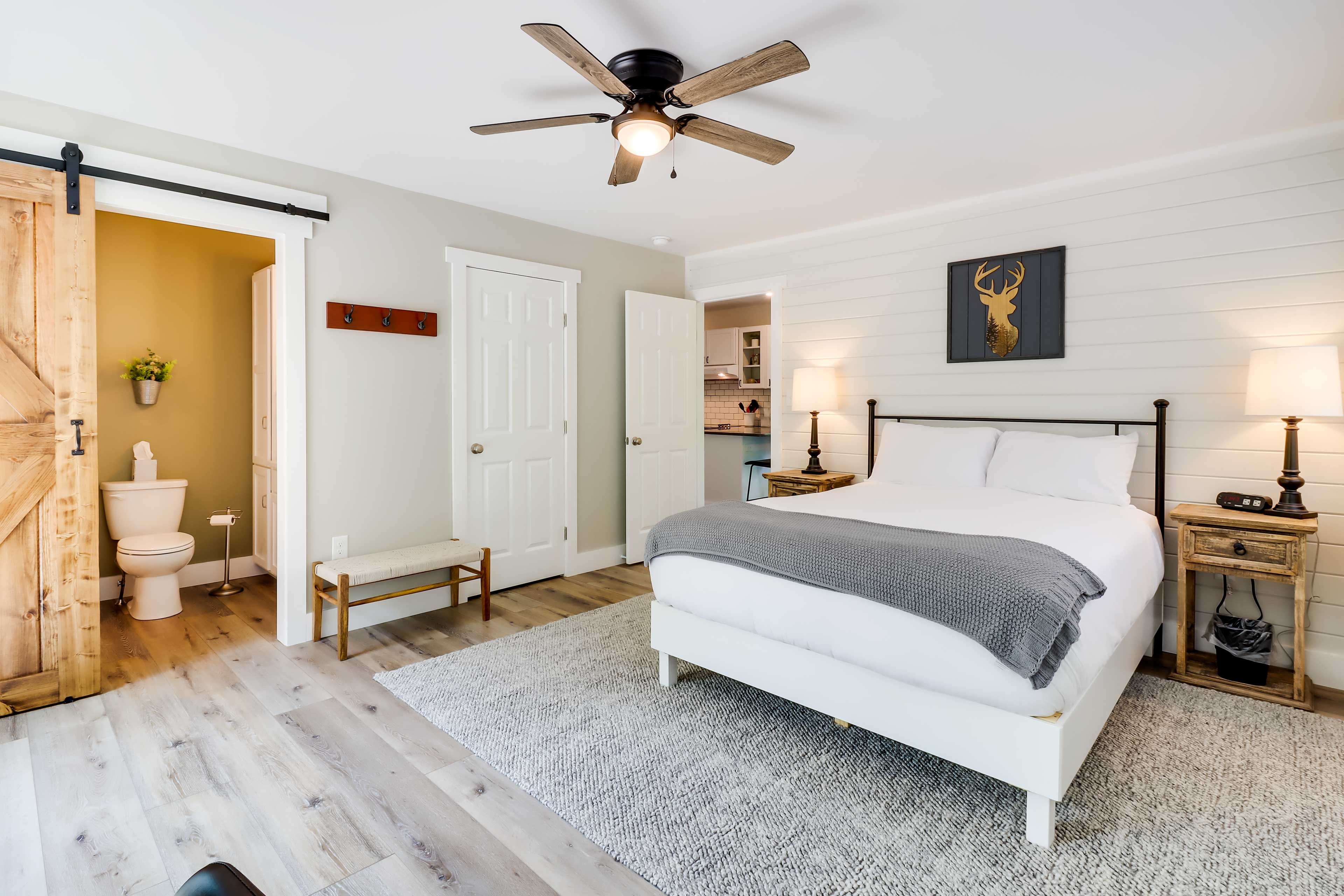 Bedroom 1 | Queen Bed | En-Suite Bathroom