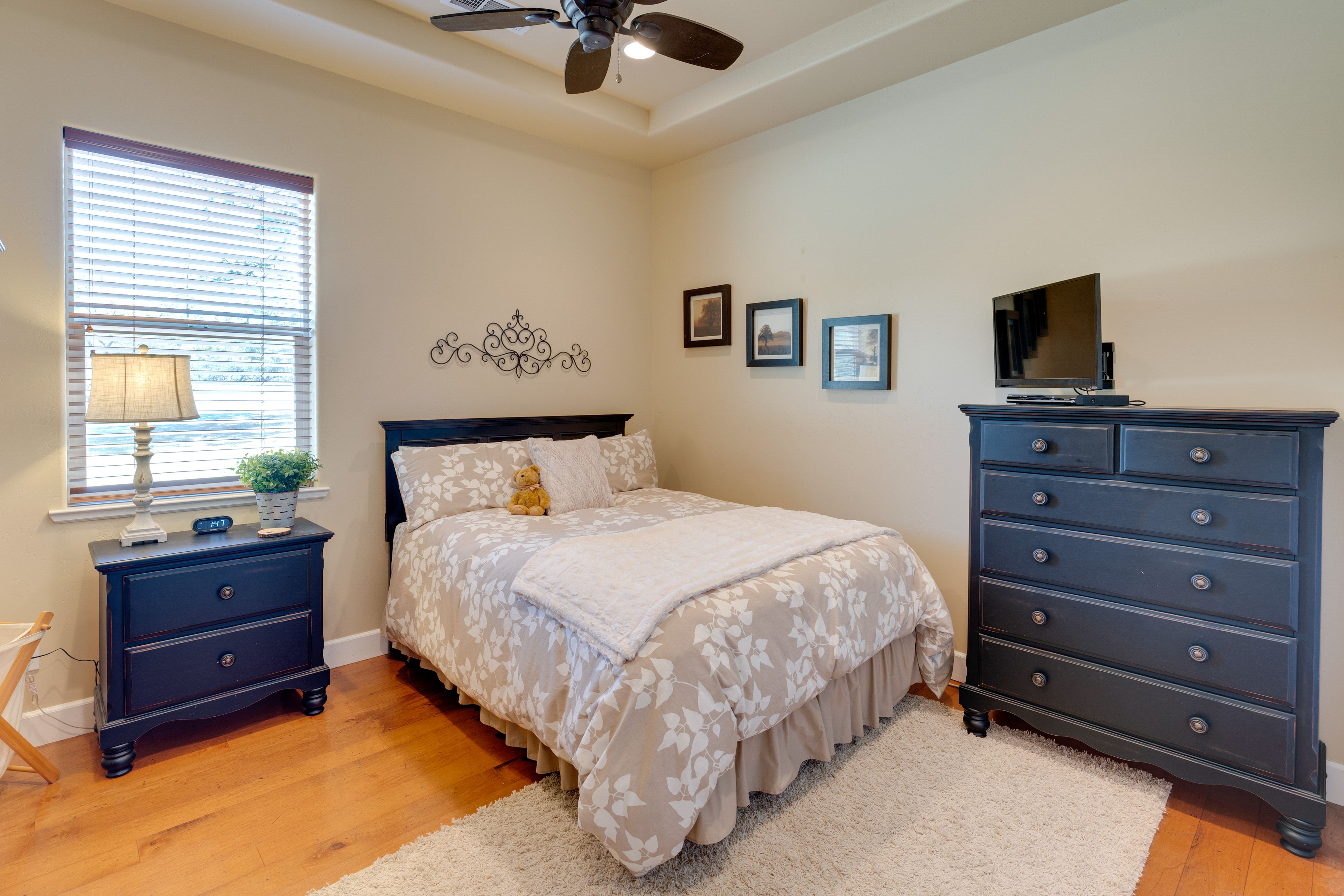 Bedroom 3 | Queen Bed
