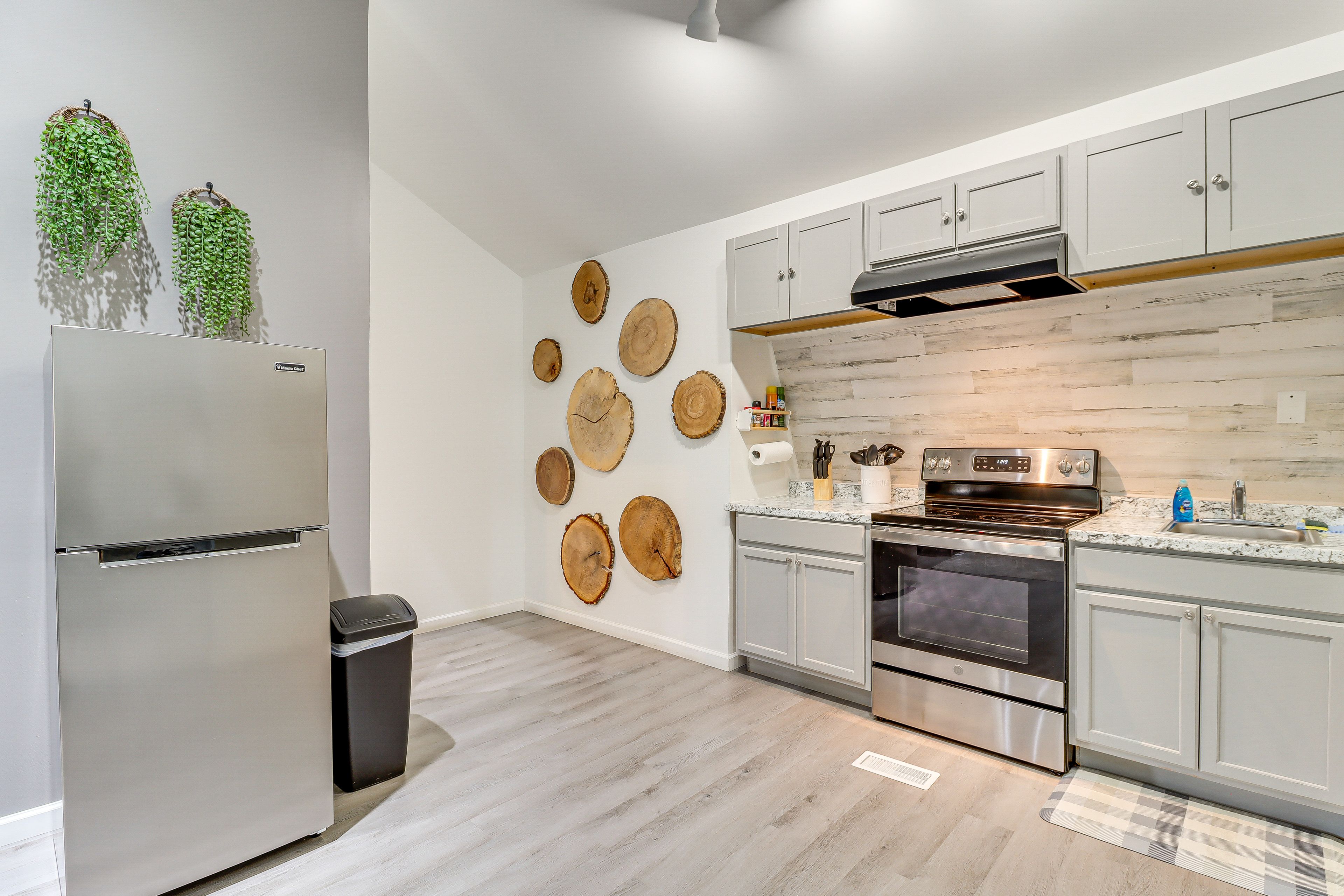 Kitchen | Dishware & Flatware | Coffee Maker | Microwave