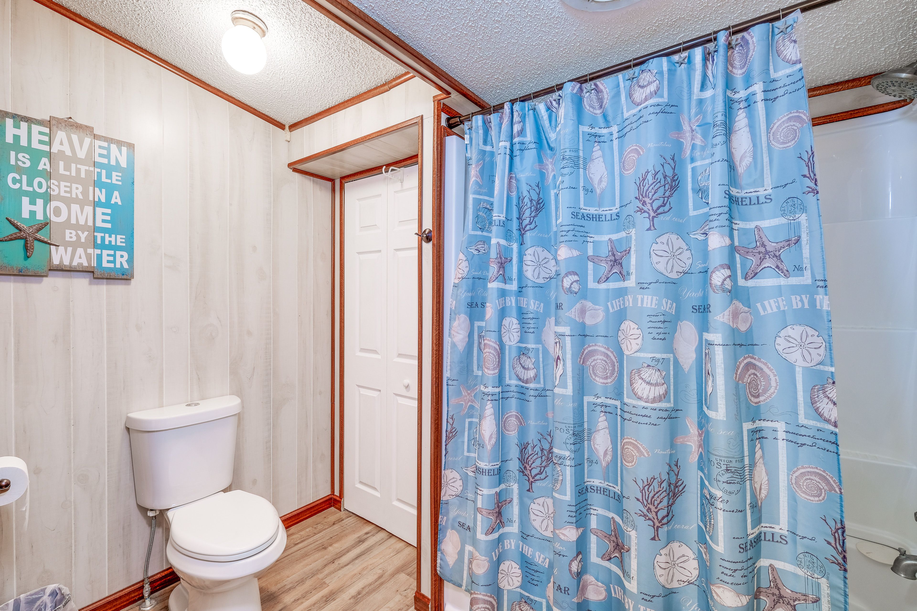 Full Bathroom | 2nd Floor