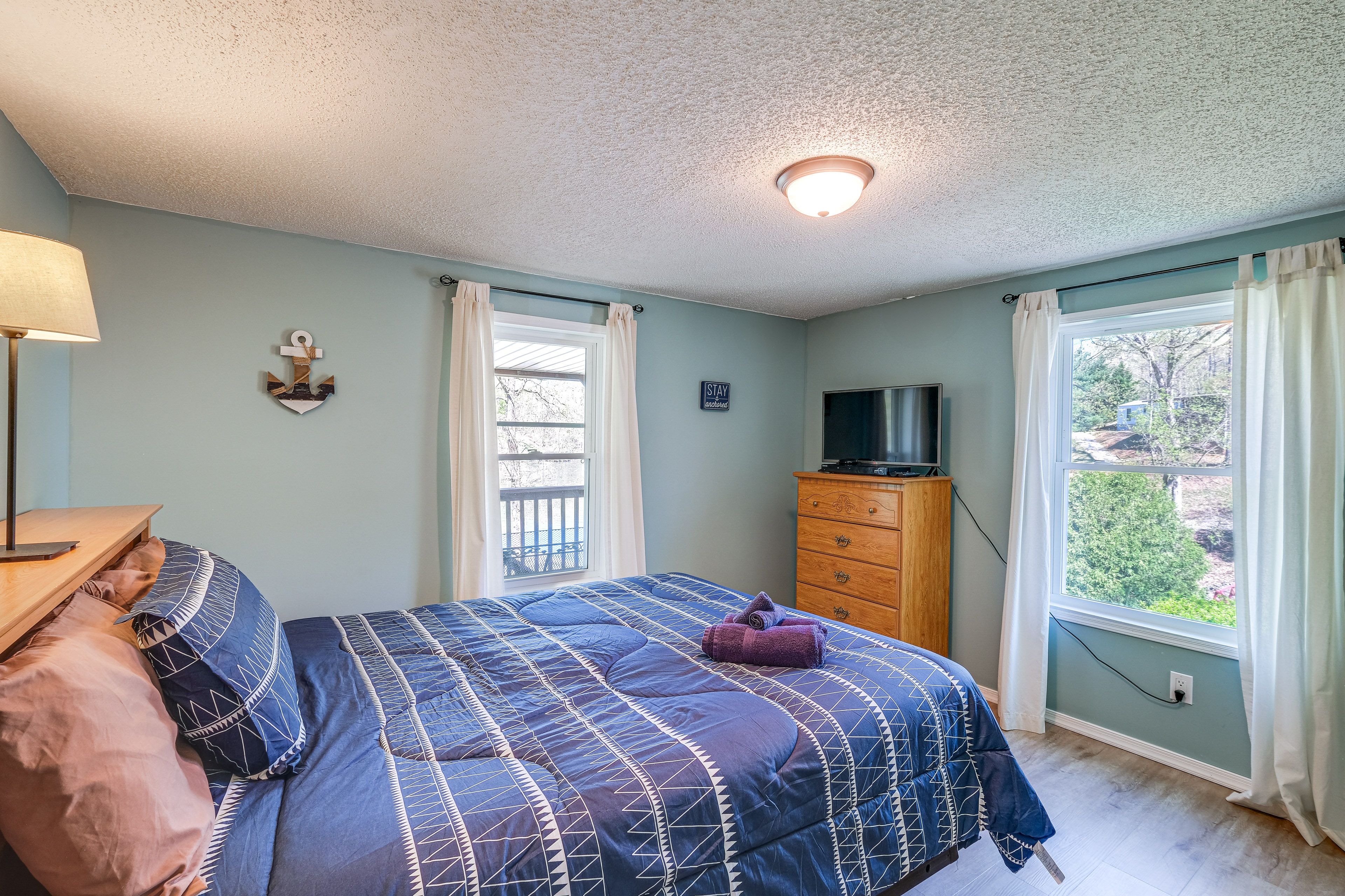 Bedroom 2 | 2nd Floor | Queen Bed