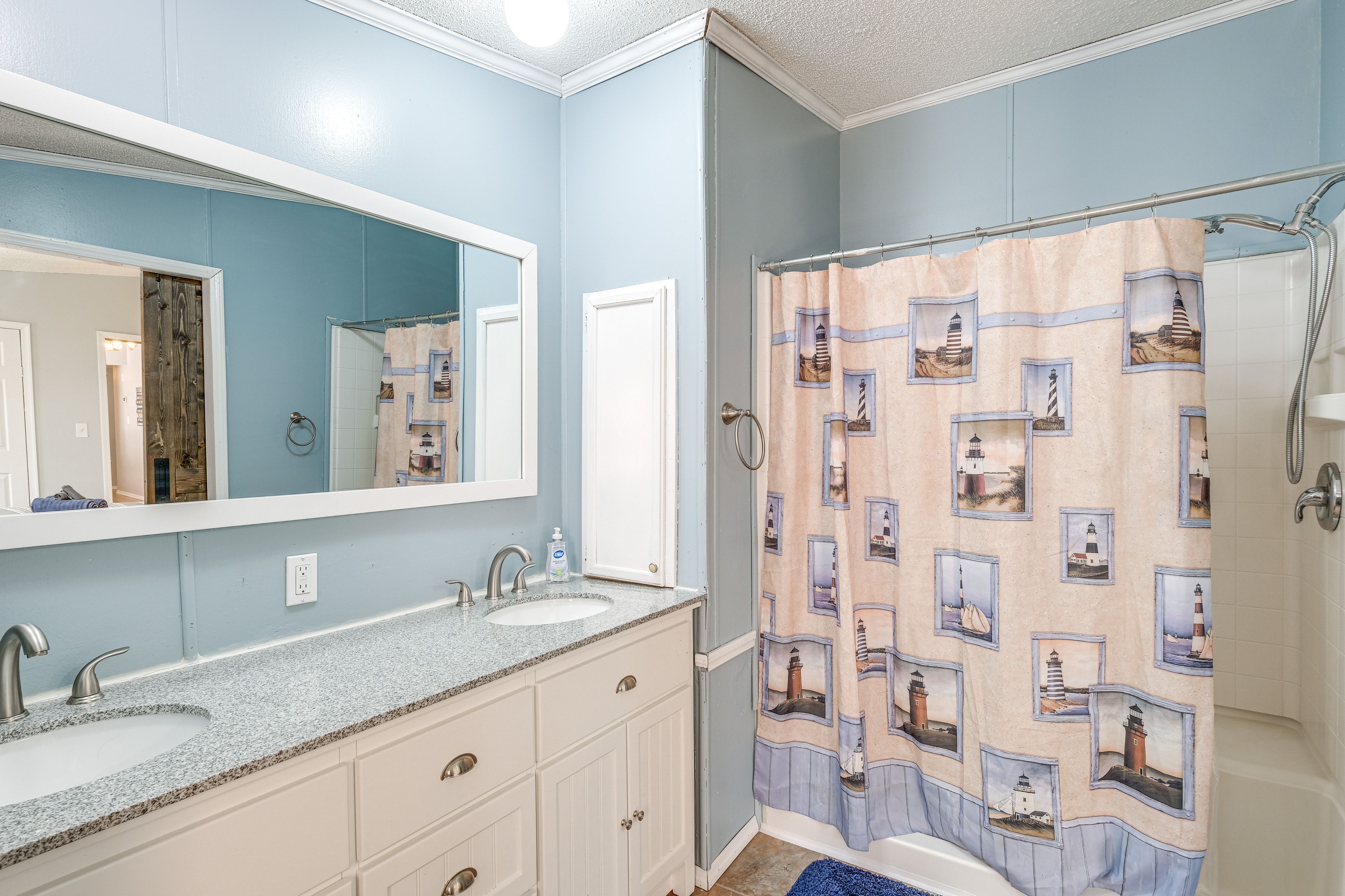 En-Suite Bathroom | 2nd Floor
