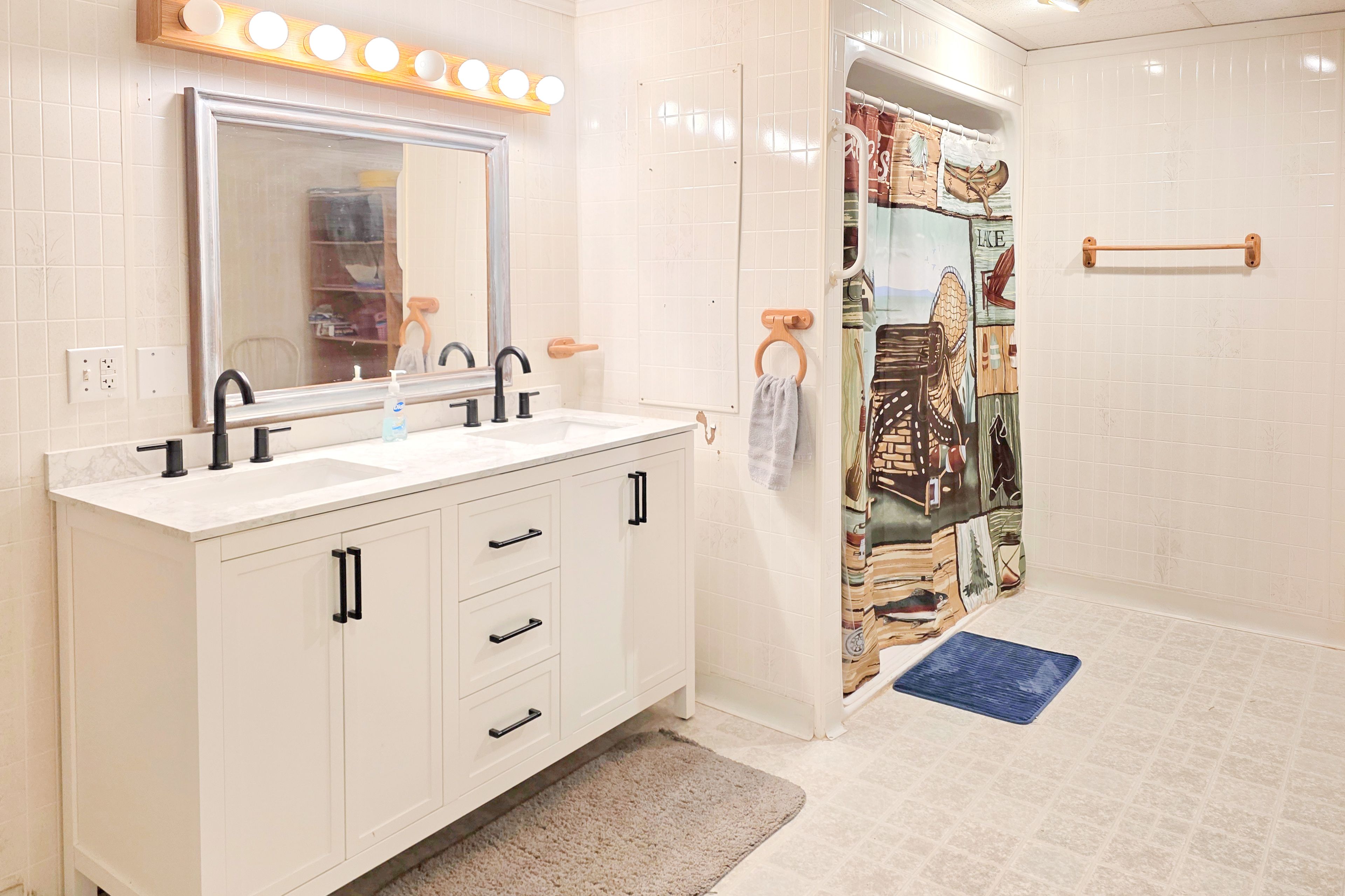 Full Bathroom | 1st Floor