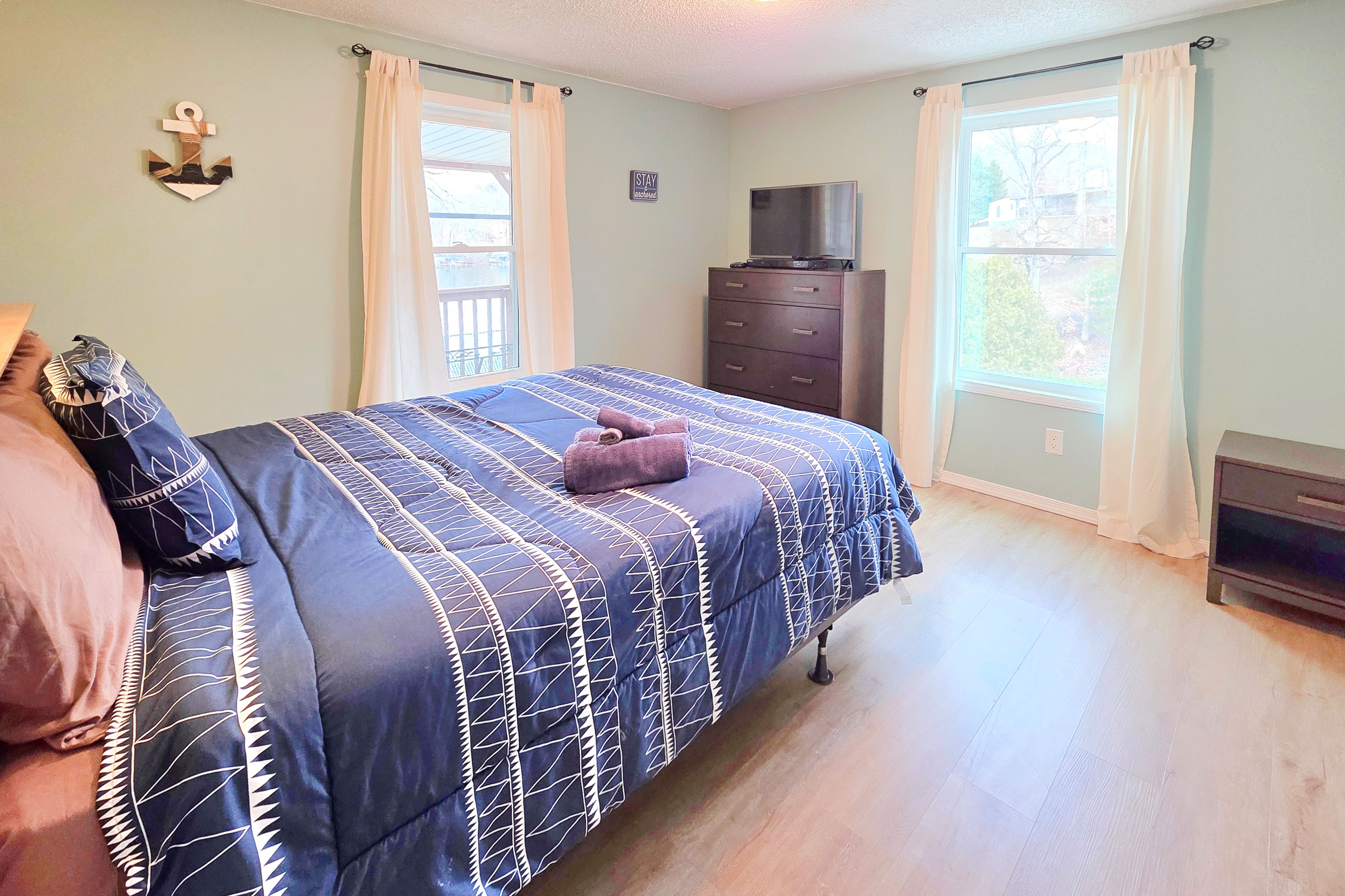 Bedroom 2 | 2nd Floor | Queen Bed