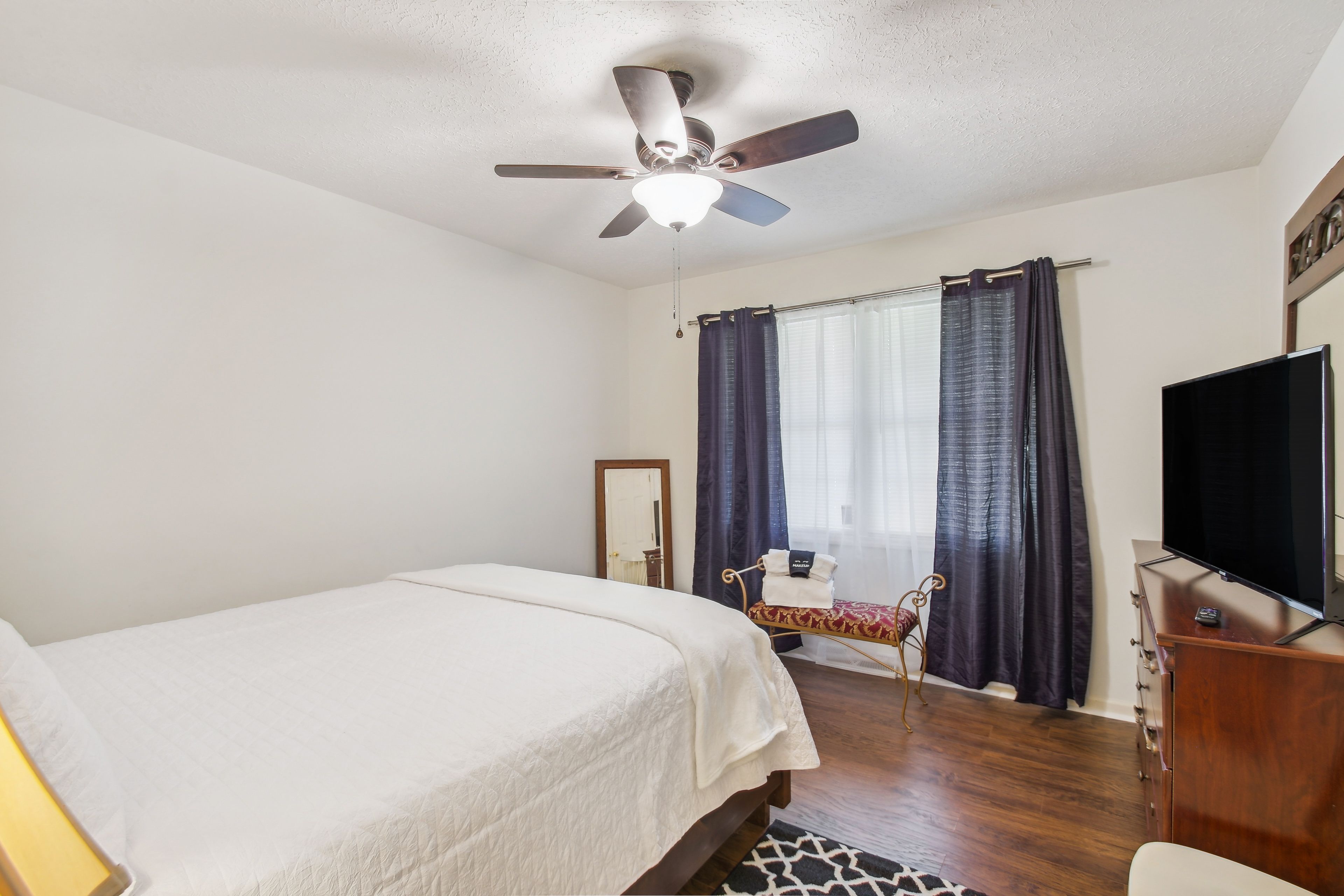 Bedroom 2 | Queen Bed