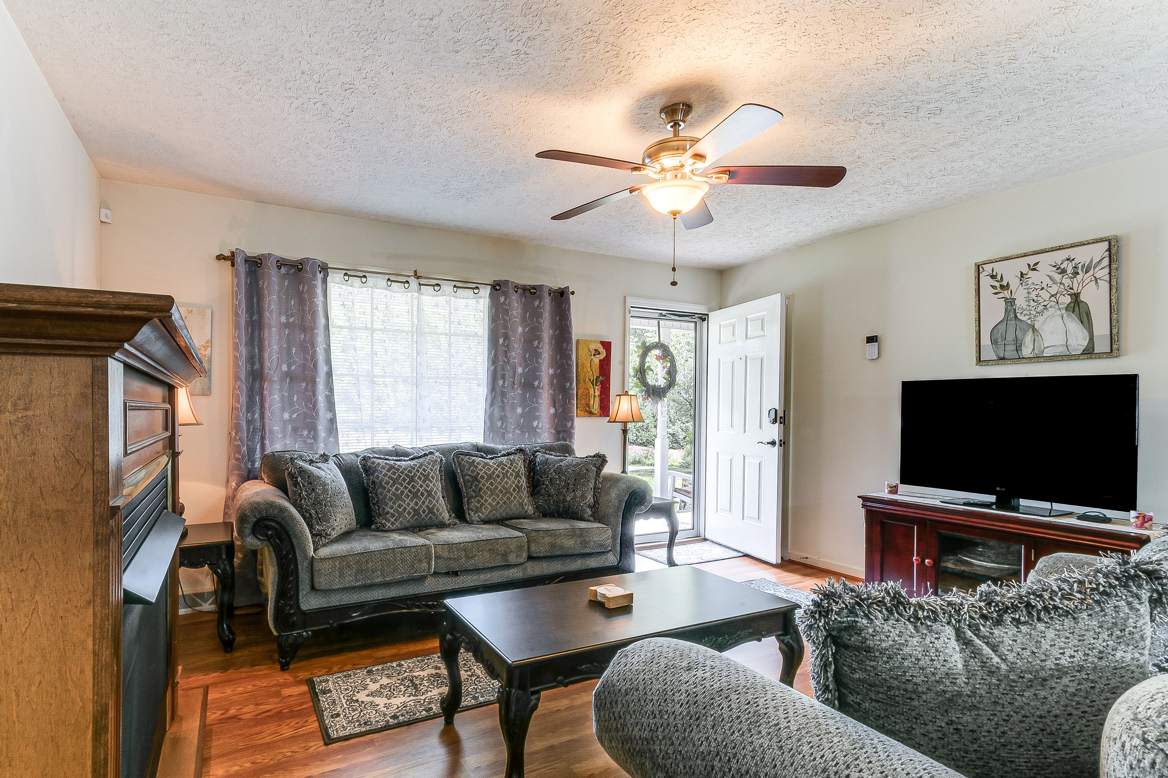 Living Room | Free WiFi | Smart TV | Central A/C