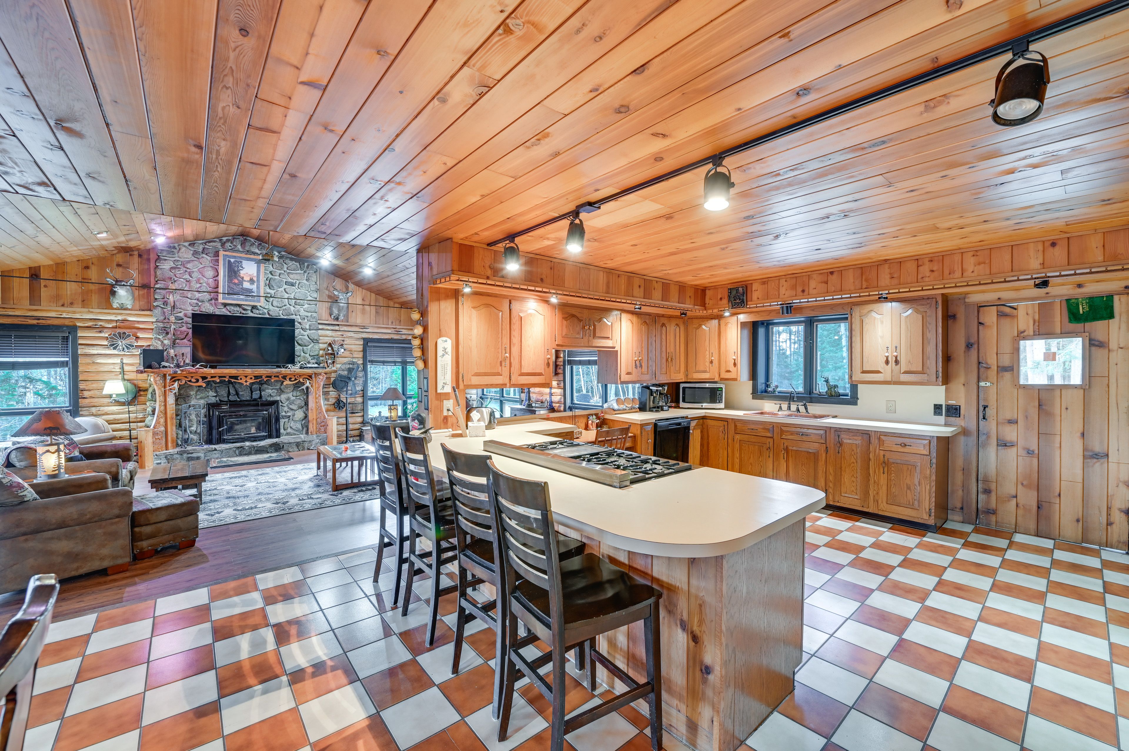 Interior | Full Kitchen | Fireplace | Central Heating | Free WiFi