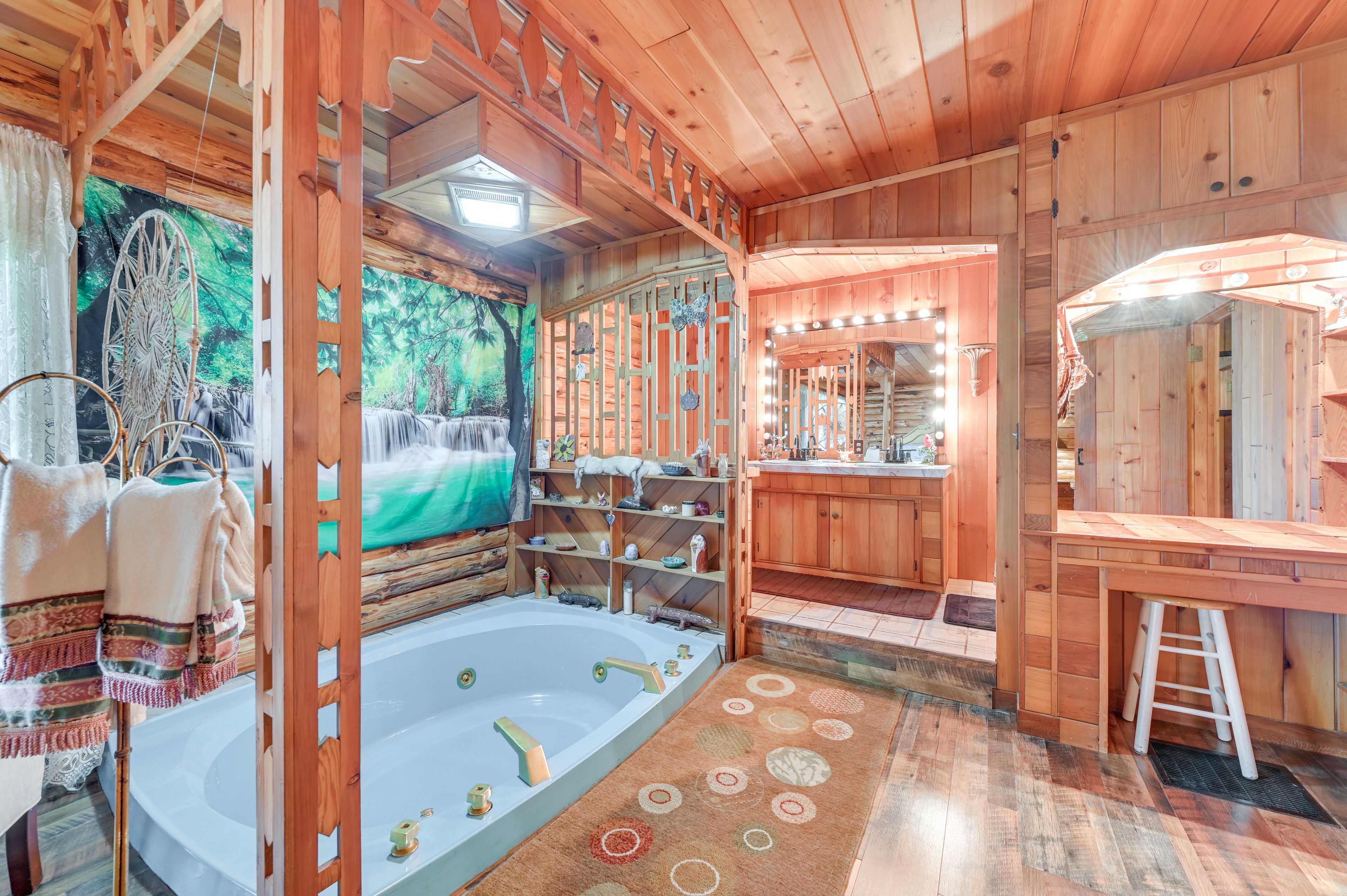 Full Bath | Jetted Tub | 1st Floor