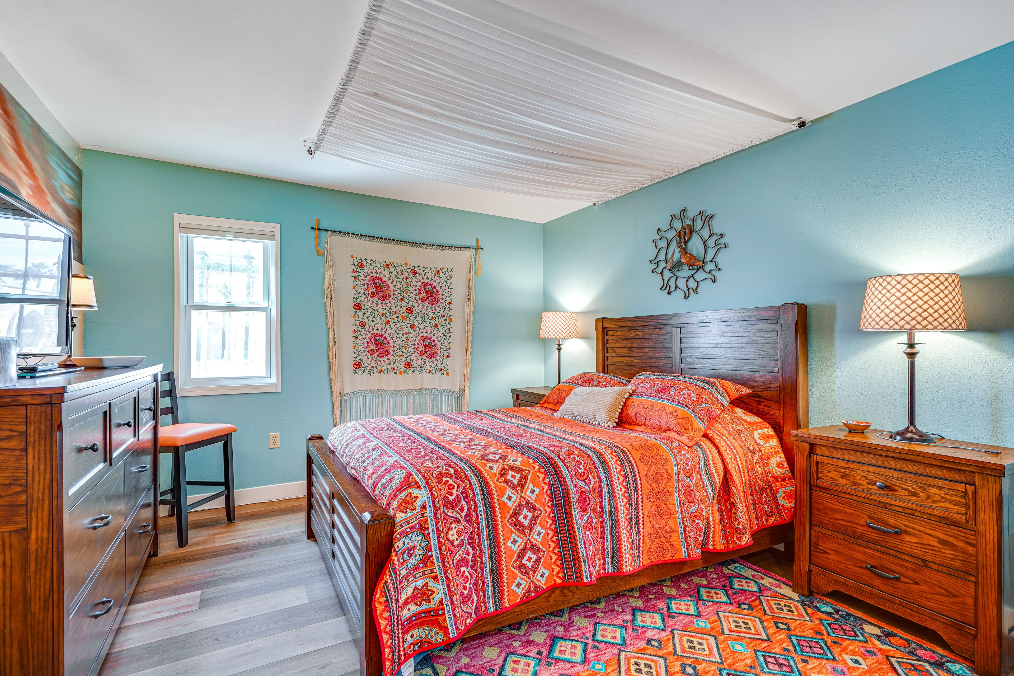 Bedroom | Queen Bed | Smart TV