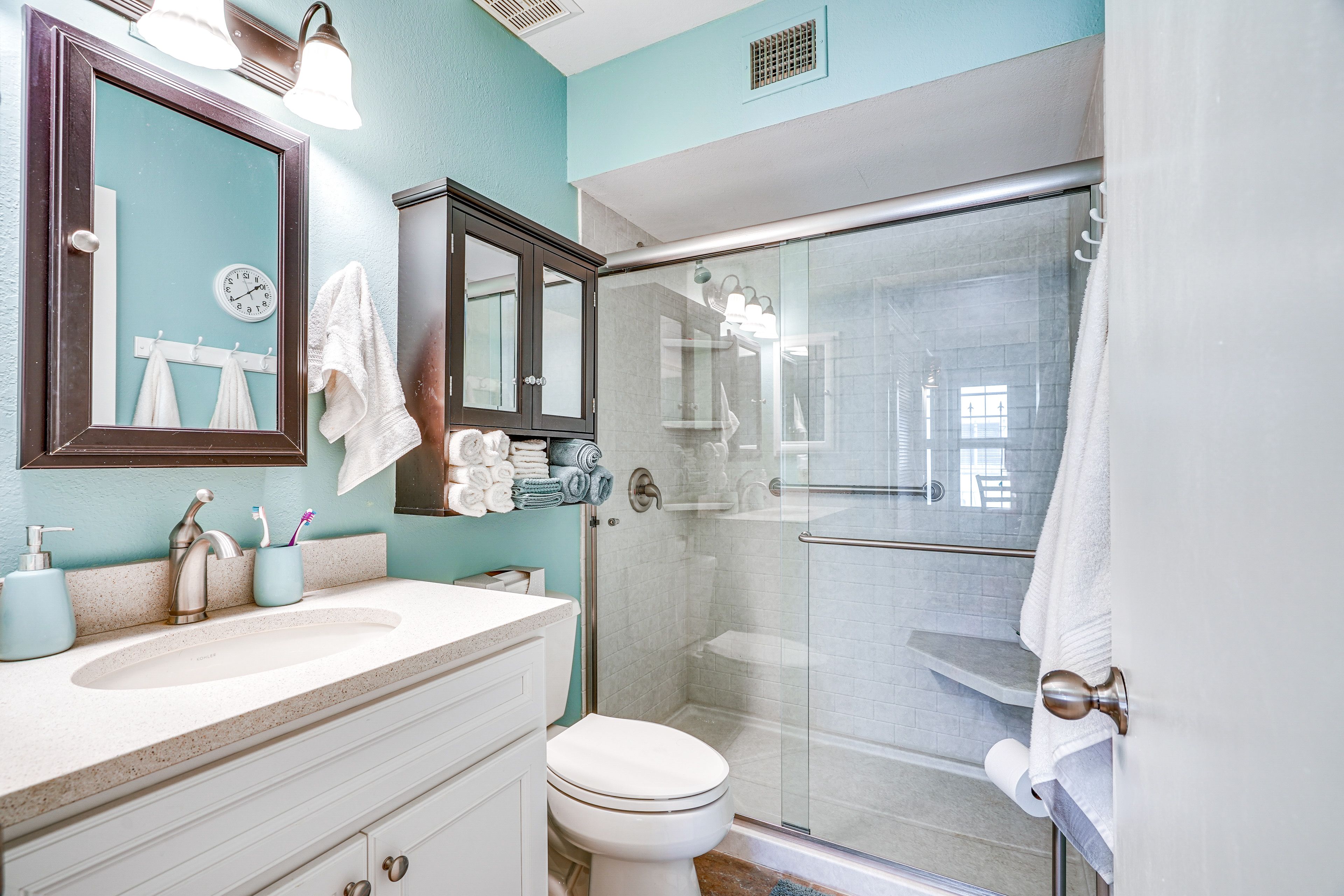 Full Bathroom | Complimentary Toiletries | Towels Provided