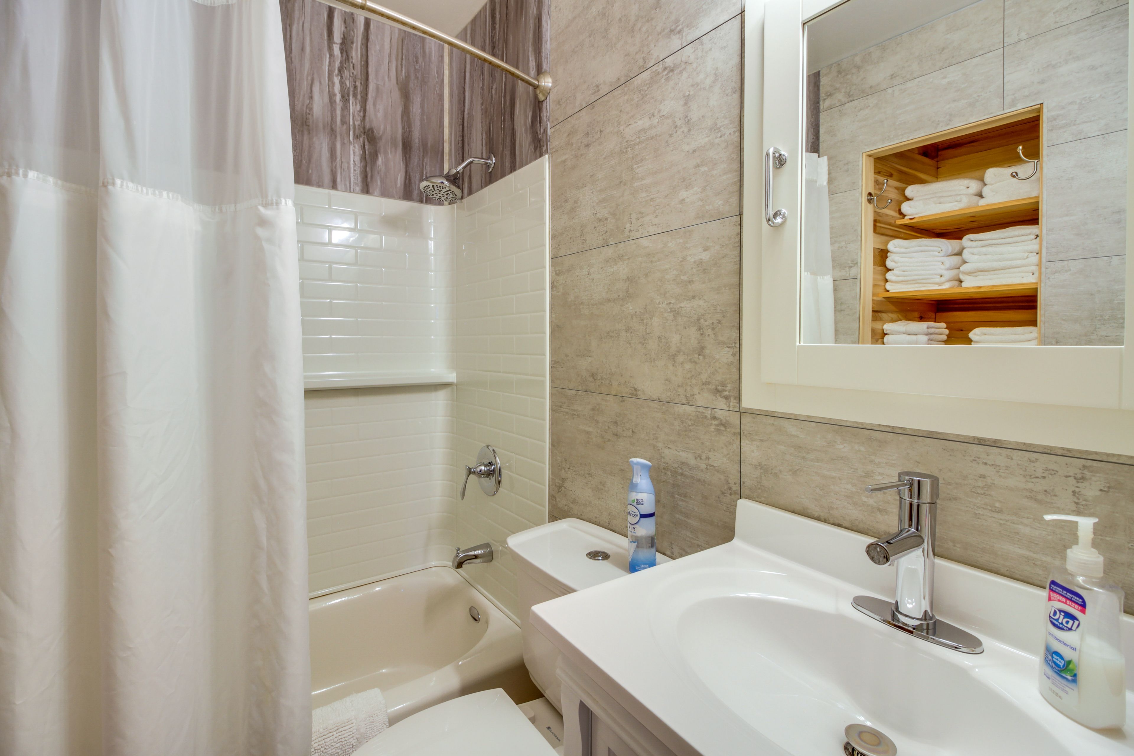 Full Bathroom | 1st Floor | Complimentary Toiletries