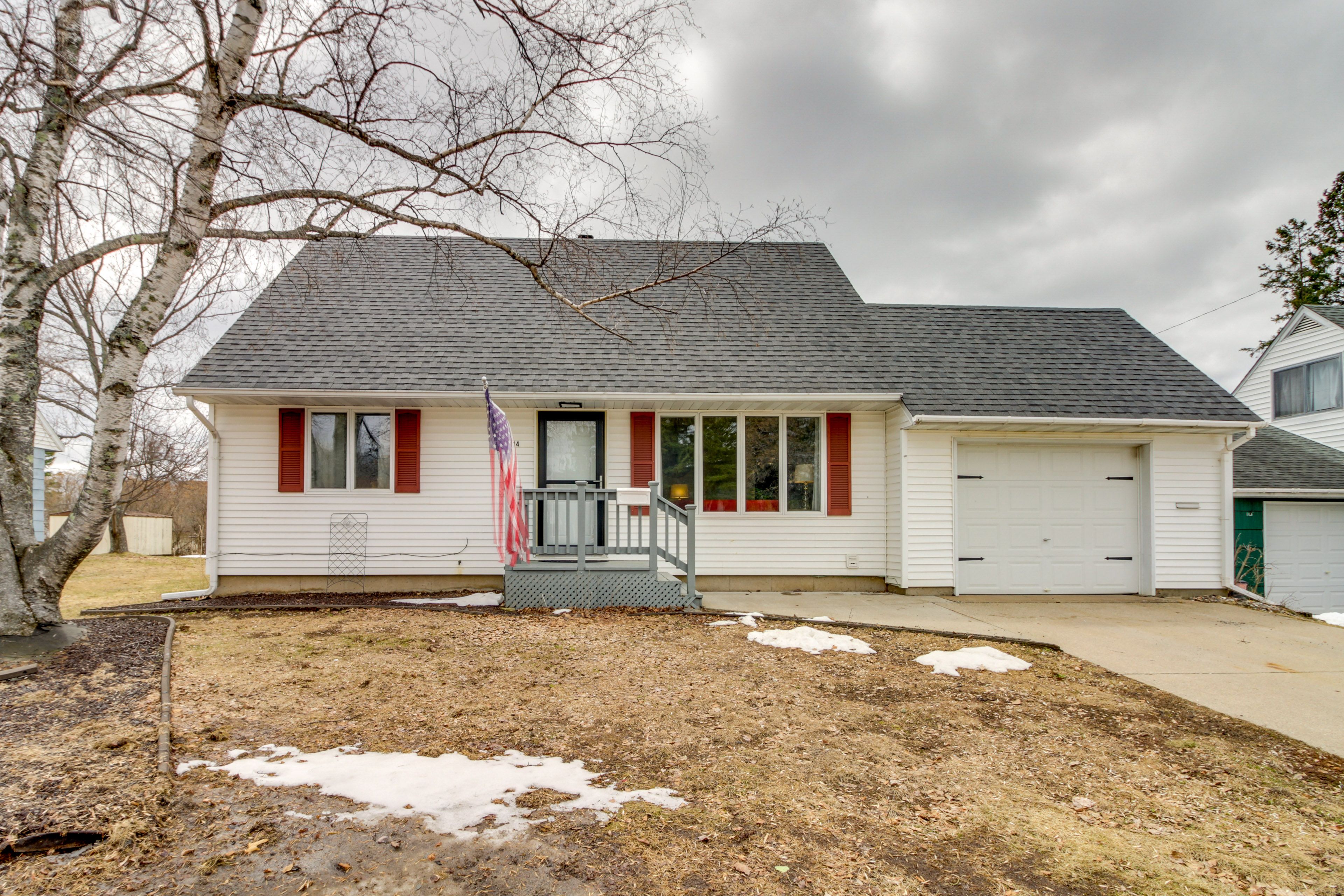 House Exterior | Keyless Entry | Fire Pit