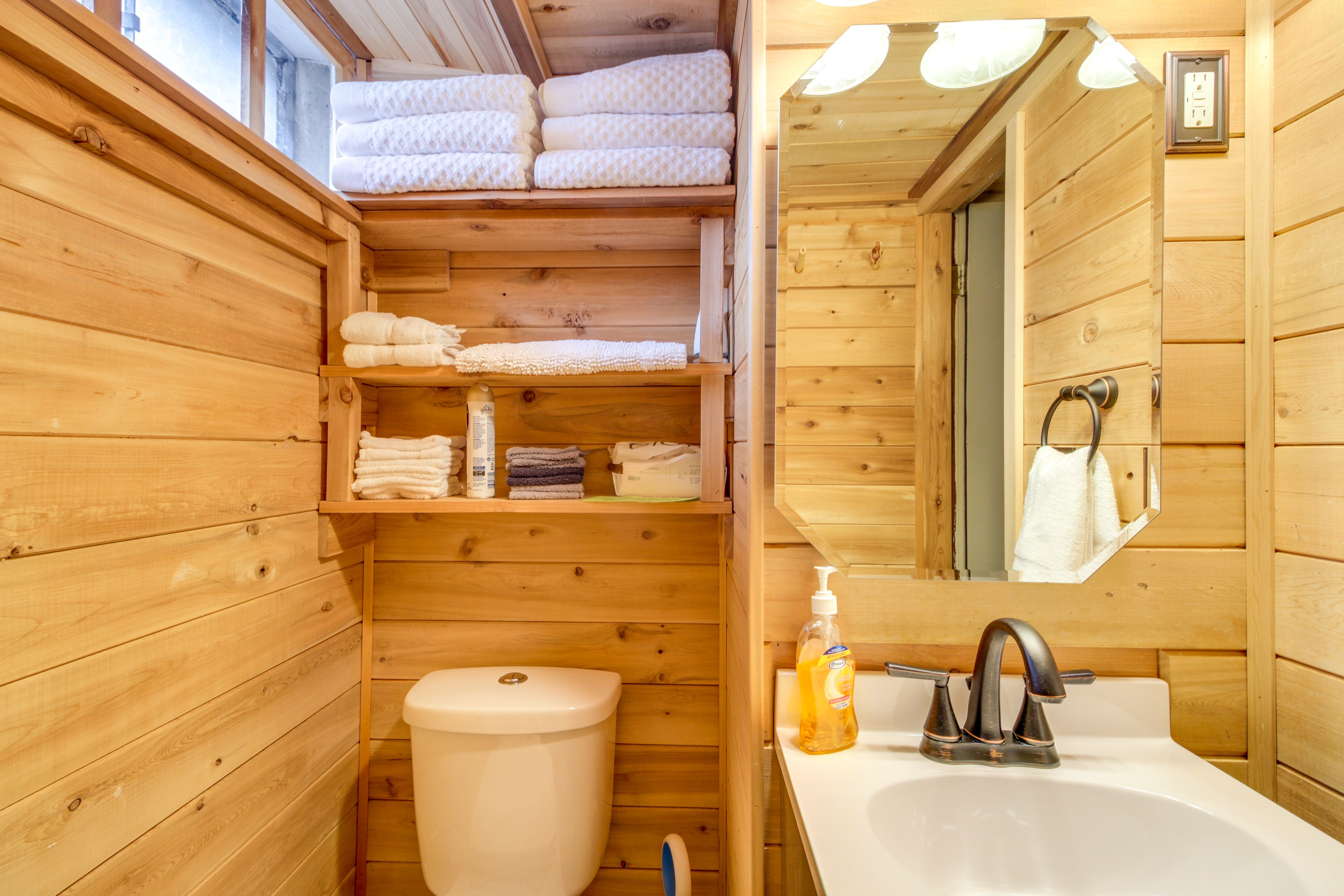 Full Bathroom | 1st Floor | Shower | Towels Provided