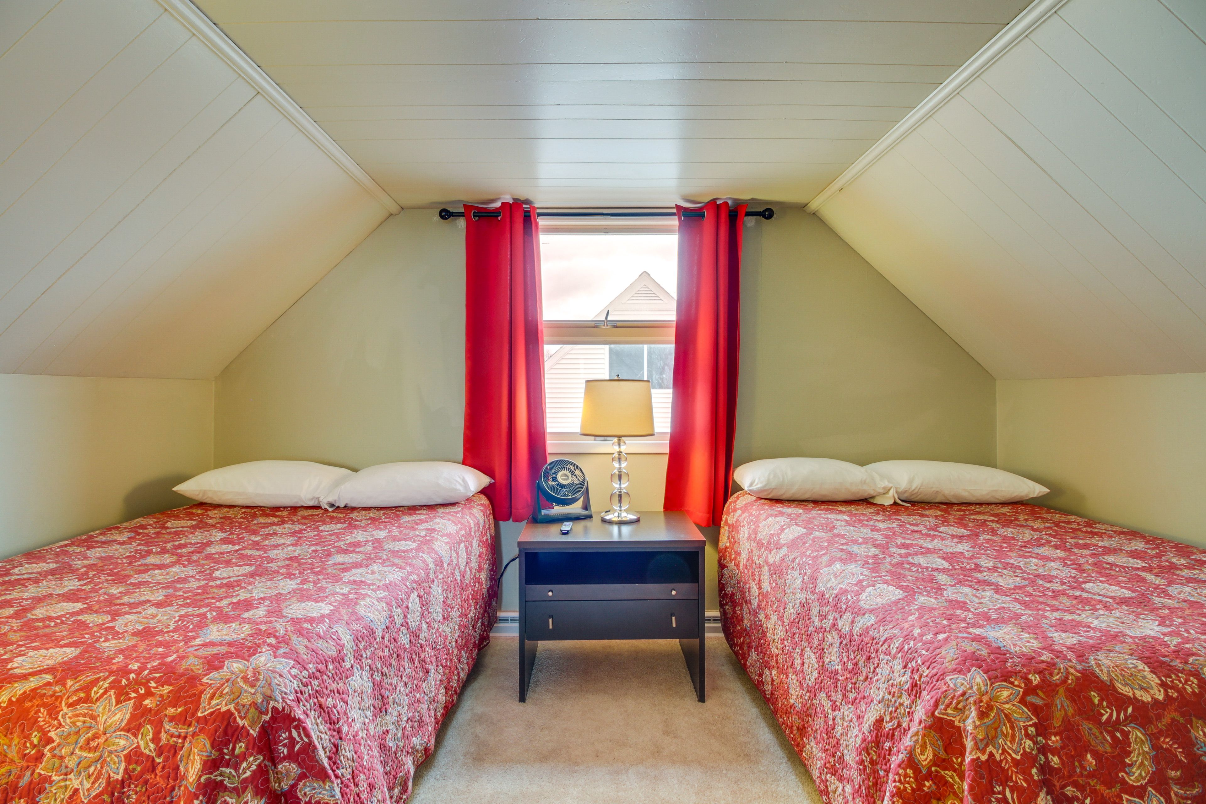 Bedroom 1 | 3rd Floor | 2 Full Beds | Workstation | Smart TV