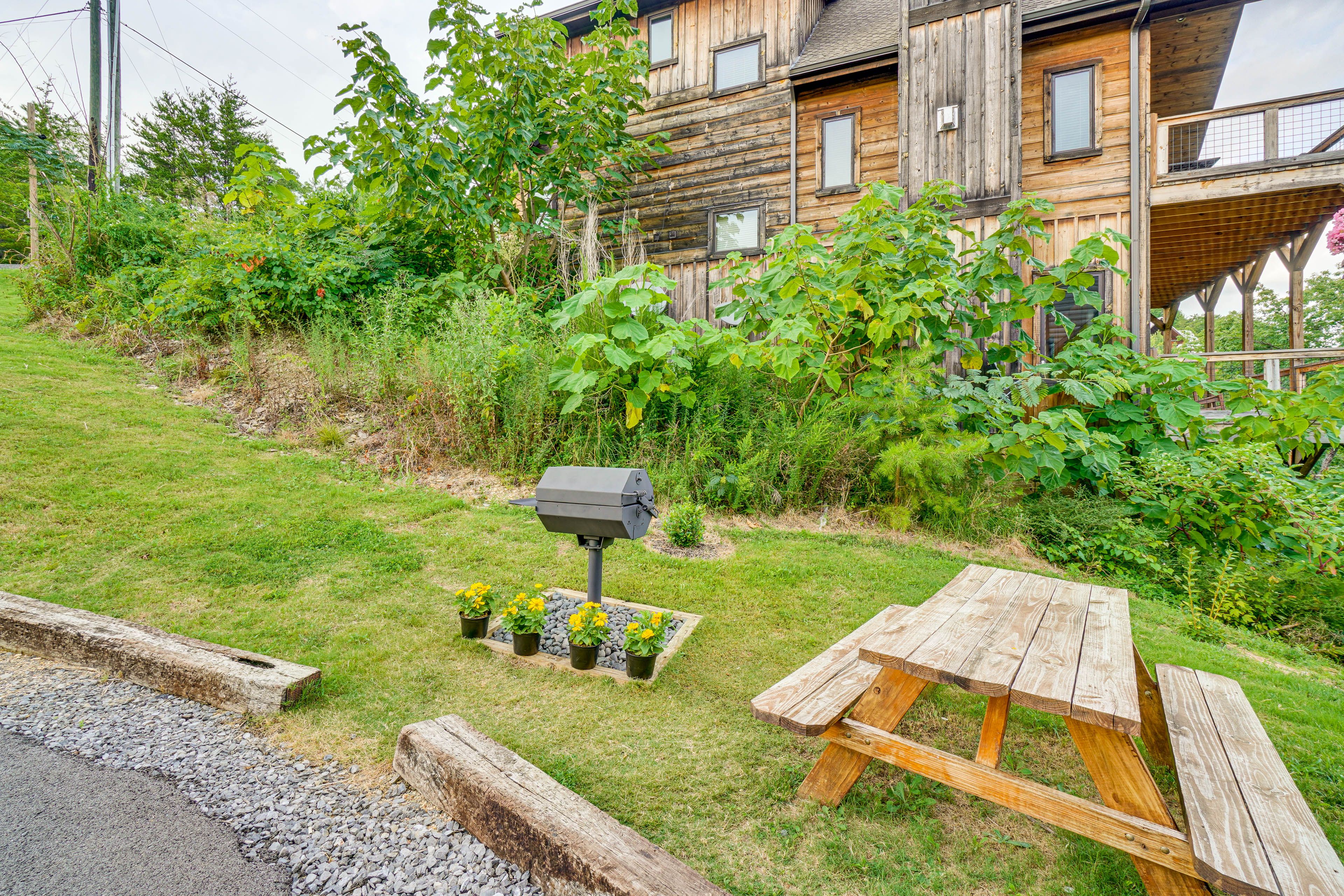 Yard Space | Fire Pit | Picnic Table